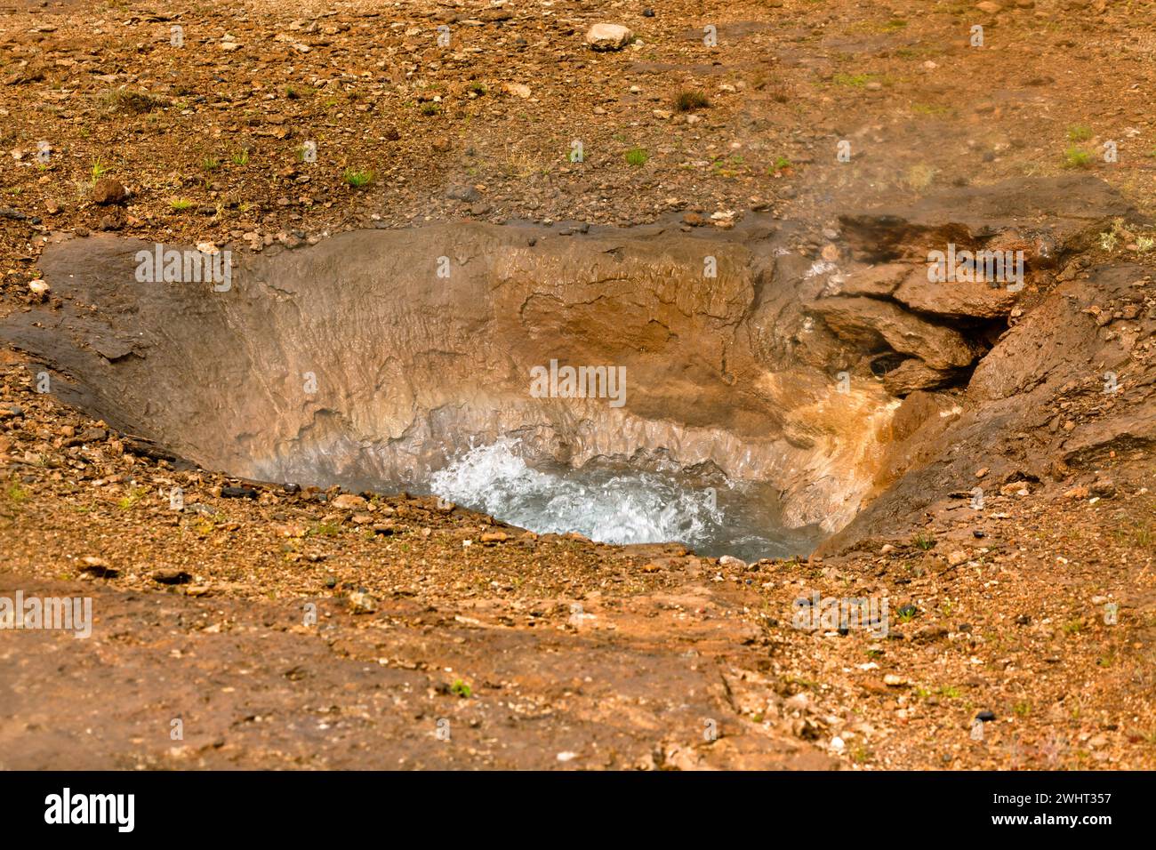 Kleiner Geysir kocht. Island, Geysirtal Stockfoto