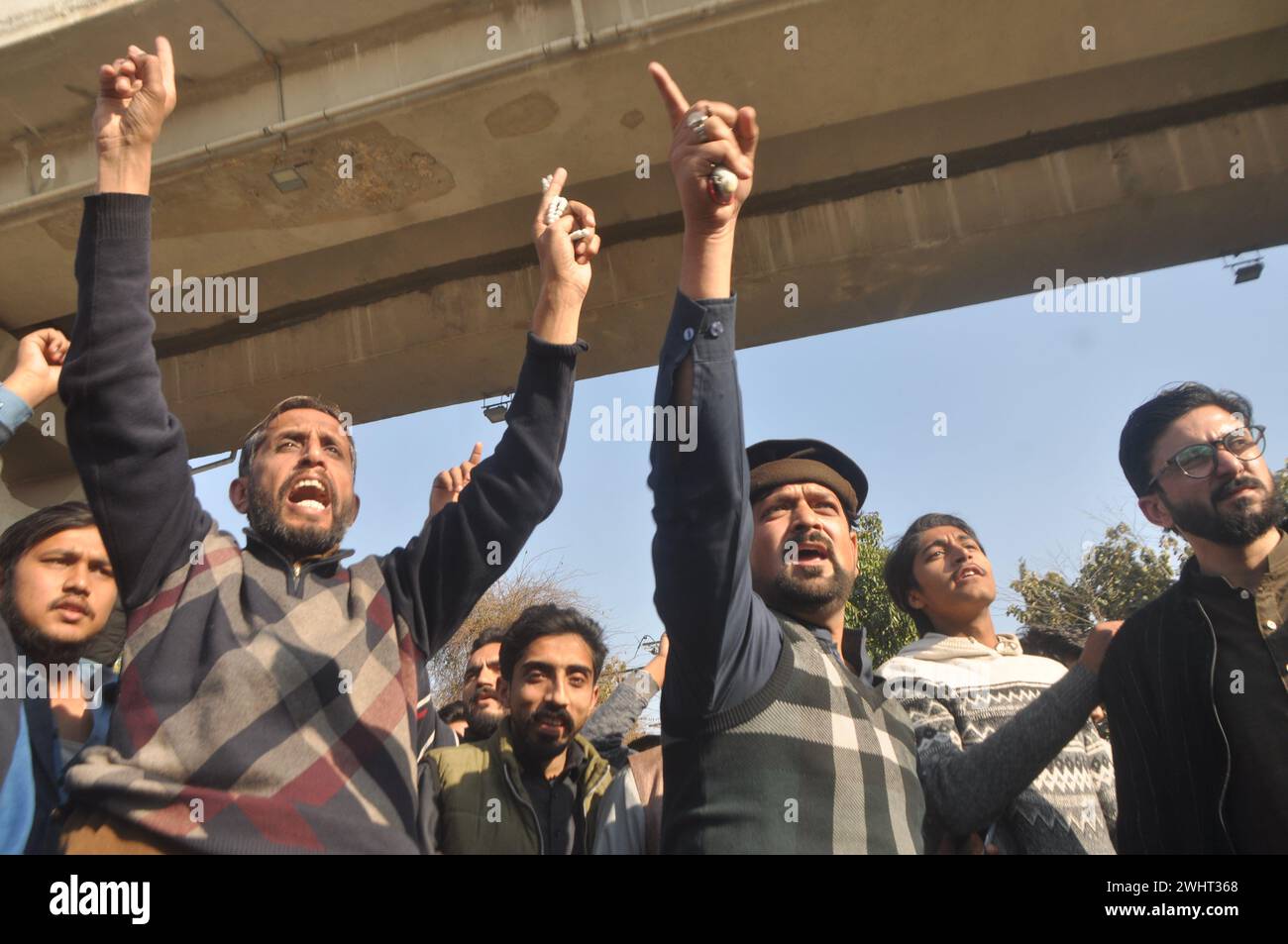 11. Februar 2024, Rawalpindi, Punjab, Pakistan: Anhänger der pakistanischen Tehreek-e-Insaf-Partei (PTI) skandierten Parolen während eines Protestes vor einem Wahlbüro in Rawalpindi am 11. Februar 2024, da behauptet wurde, dass Verzögerungen bei den Wahlergebnissen es den Beamten erlauben, die Stimmenzählung zu manipulieren. Die Polizei in Pakistan warnte am Sonntag, dass sie gegen illegale Versammlungen vorgehen werde, nachdem die Partei des ehemaligen Premierministers Imran Khan an an Anhänger appellierte, gegen angebliche Manipulation der Wahlen in der vergangenen Woche zu protestieren. (Kreditbild: © Raja Imran Bahader/Pacific Press via ZUMA Press Wire) NUR REDAKTIONELLE VERWENDUNG! Nicht f Stockfoto