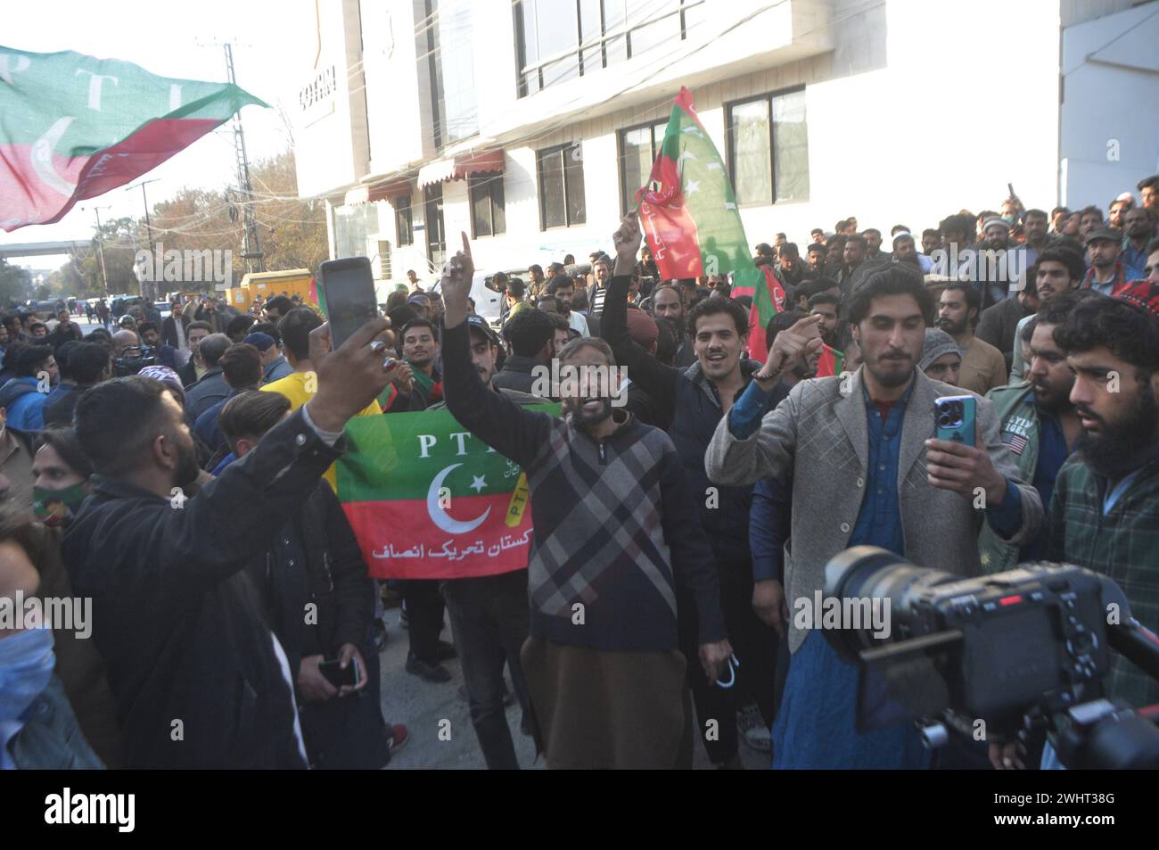 11. Februar 2024, Rawalpindi, Punjab, Pakistan: Anhänger der pakistanischen Tehreek-e-Insaf-Partei (PTI) skandierten Parolen während eines Protestes vor einem Wahlbüro in Rawalpindi am 11. Februar 2024, da behauptet wurde, dass Verzögerungen bei den Wahlergebnissen es den Beamten erlauben, die Stimmenzählung zu manipulieren. Die Polizei in Pakistan warnte am Sonntag, dass sie gegen illegale Versammlungen vorgehen werde, nachdem die Partei des ehemaligen Premierministers Imran Khan an an Anhänger appellierte, gegen angebliche Manipulation der Wahlen in der vergangenen Woche zu protestieren. (Kreditbild: © Raja Imran Bahader/Pacific Press via ZUMA Press Wire) NUR REDAKTIONELLE VERWENDUNG! Nicht f Stockfoto