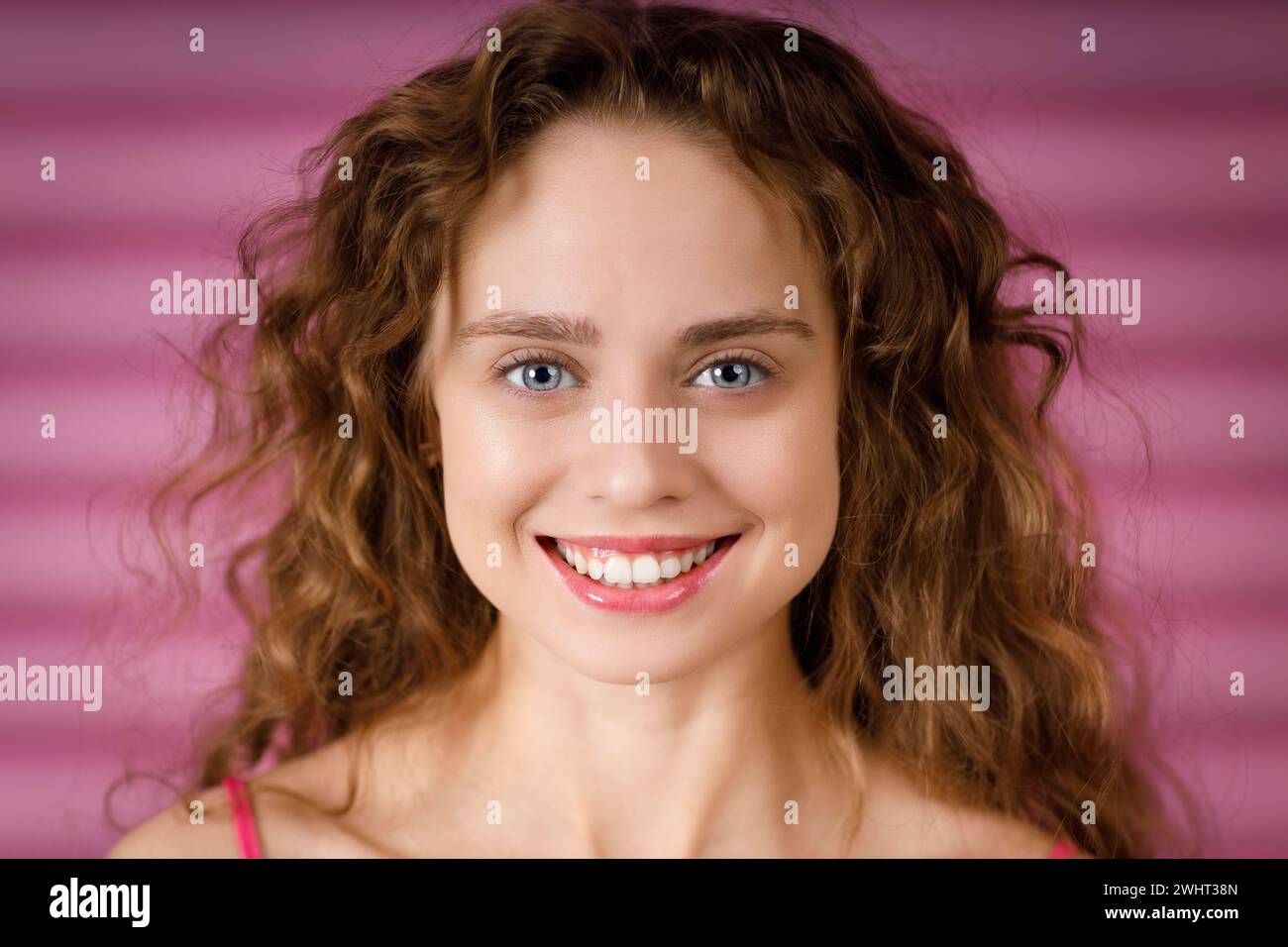 Schönes breites Lächeln einer jungen Frau mit gesunden weißen Zähnen Stockfoto