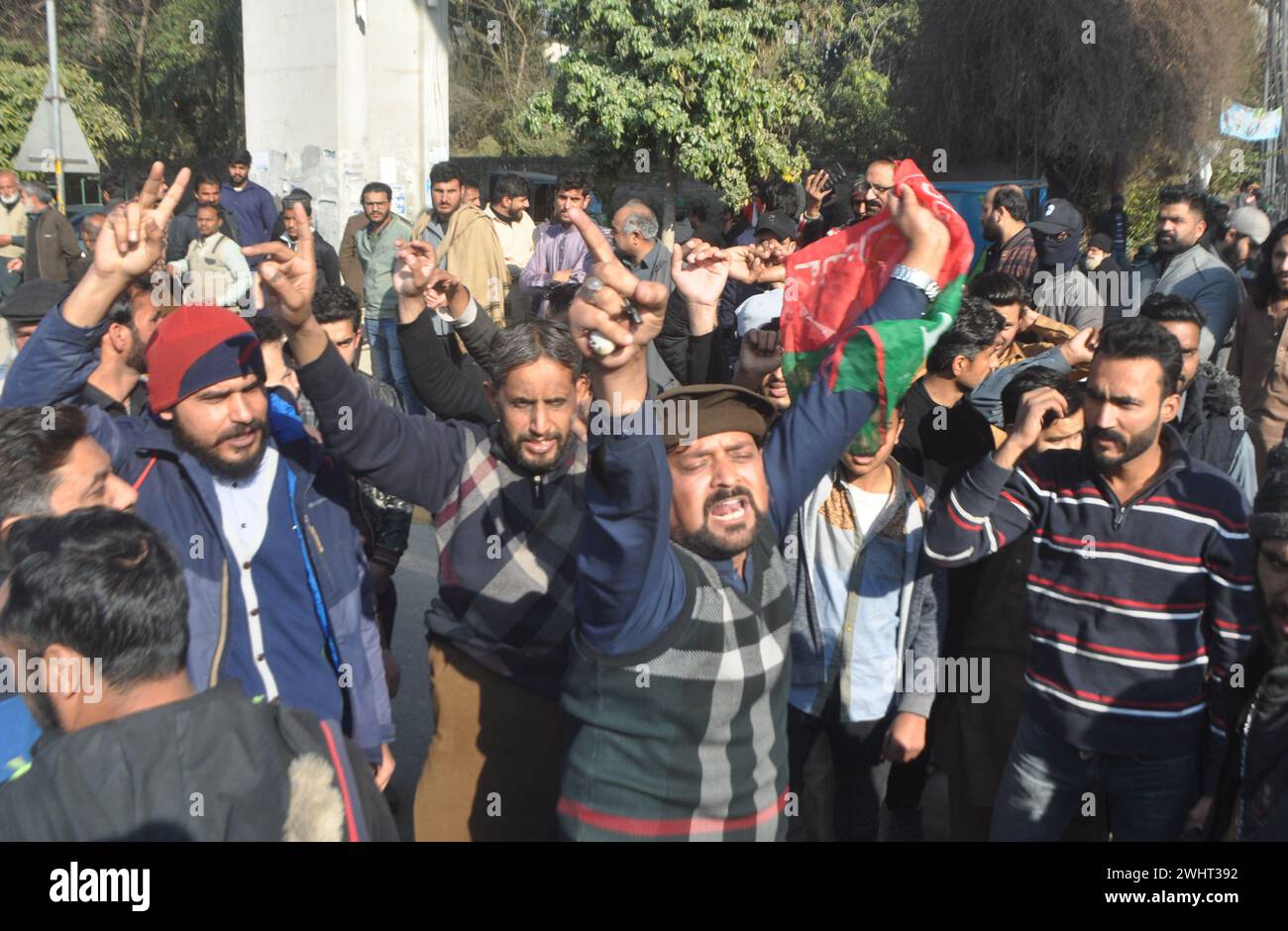 11. Februar 2024, Rawalpindi, Punjab, Pakistan: Anhänger der pakistanischen Tehreek-e-Insaf-Partei (PTI) skandierten Parolen während eines Protestes vor einem Wahlbüro in Rawalpindi am 11. Februar 2024, da behauptet wurde, dass Verzögerungen bei den Wahlergebnissen es den Beamten erlauben, die Stimmenzählung zu manipulieren. Die Polizei in Pakistan warnte am Sonntag, dass sie gegen illegale Versammlungen vorgehen werde, nachdem die Partei des ehemaligen Premierministers Imran Khan an an Anhänger appellierte, gegen angebliche Manipulation der Wahlen in der vergangenen Woche zu protestieren. (Kreditbild: © Raja Imran Bahader/Pacific Press via ZUMA Press Wire) NUR REDAKTIONELLE VERWENDUNG! Nicht f Stockfoto