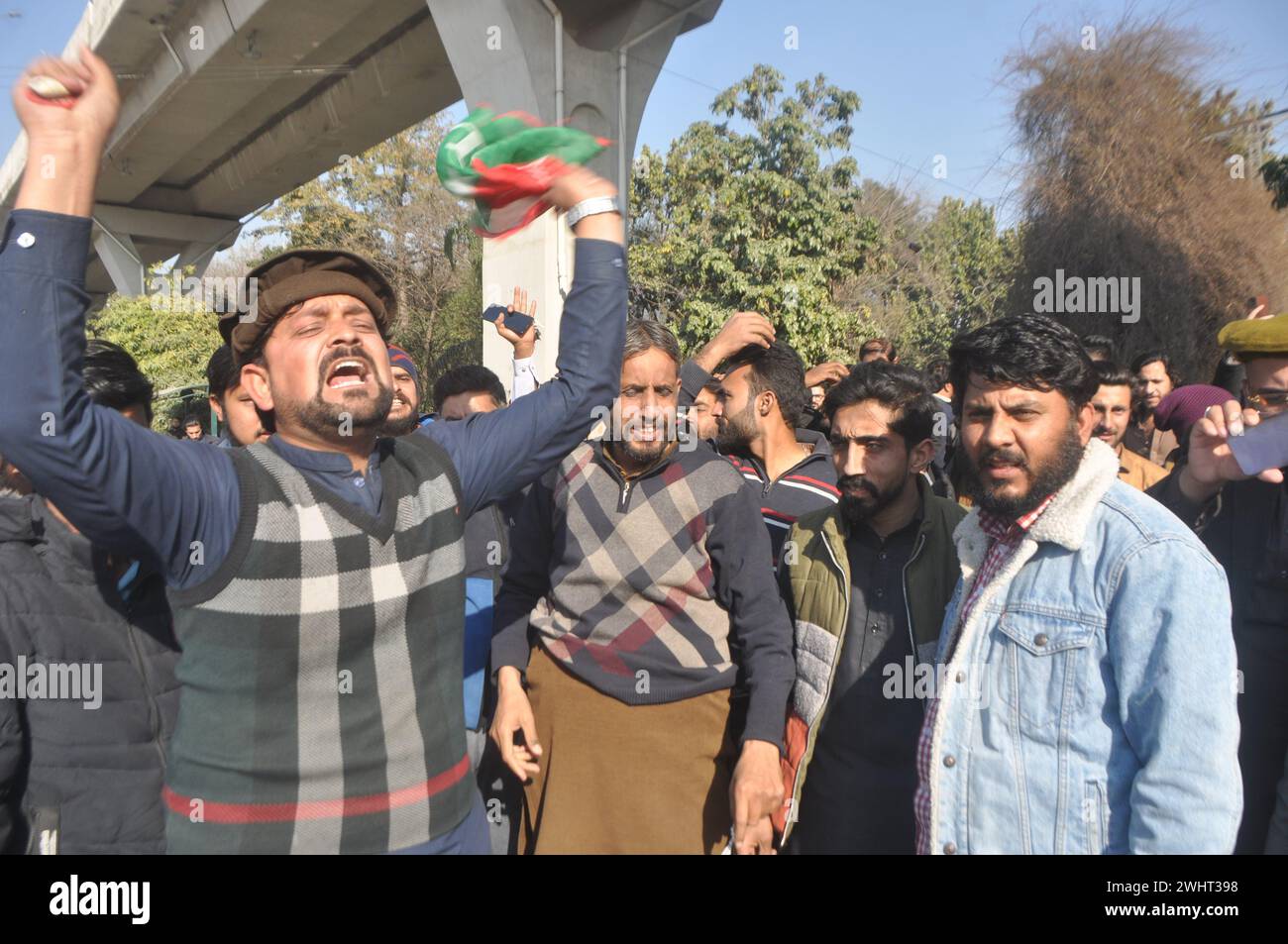 11. Februar 2024, Rawalpindi, Punjab, Pakistan: Anhänger der pakistanischen Tehreek-e-Insaf-Partei (PTI) skandierten Parolen während eines Protestes vor einem Wahlbüro in Rawalpindi am 11. Februar 2024, da behauptet wurde, dass Verzögerungen bei den Wahlergebnissen es den Beamten erlauben, die Stimmenzählung zu manipulieren. Die Polizei in Pakistan warnte am Sonntag, dass sie gegen illegale Versammlungen vorgehen werde, nachdem die Partei des ehemaligen Premierministers Imran Khan an an Anhänger appellierte, gegen angebliche Manipulation der Wahlen in der vergangenen Woche zu protestieren. (Kreditbild: © Raja Imran Bahader/Pacific Press via ZUMA Press Wire) NUR REDAKTIONELLE VERWENDUNG! Nicht f Stockfoto