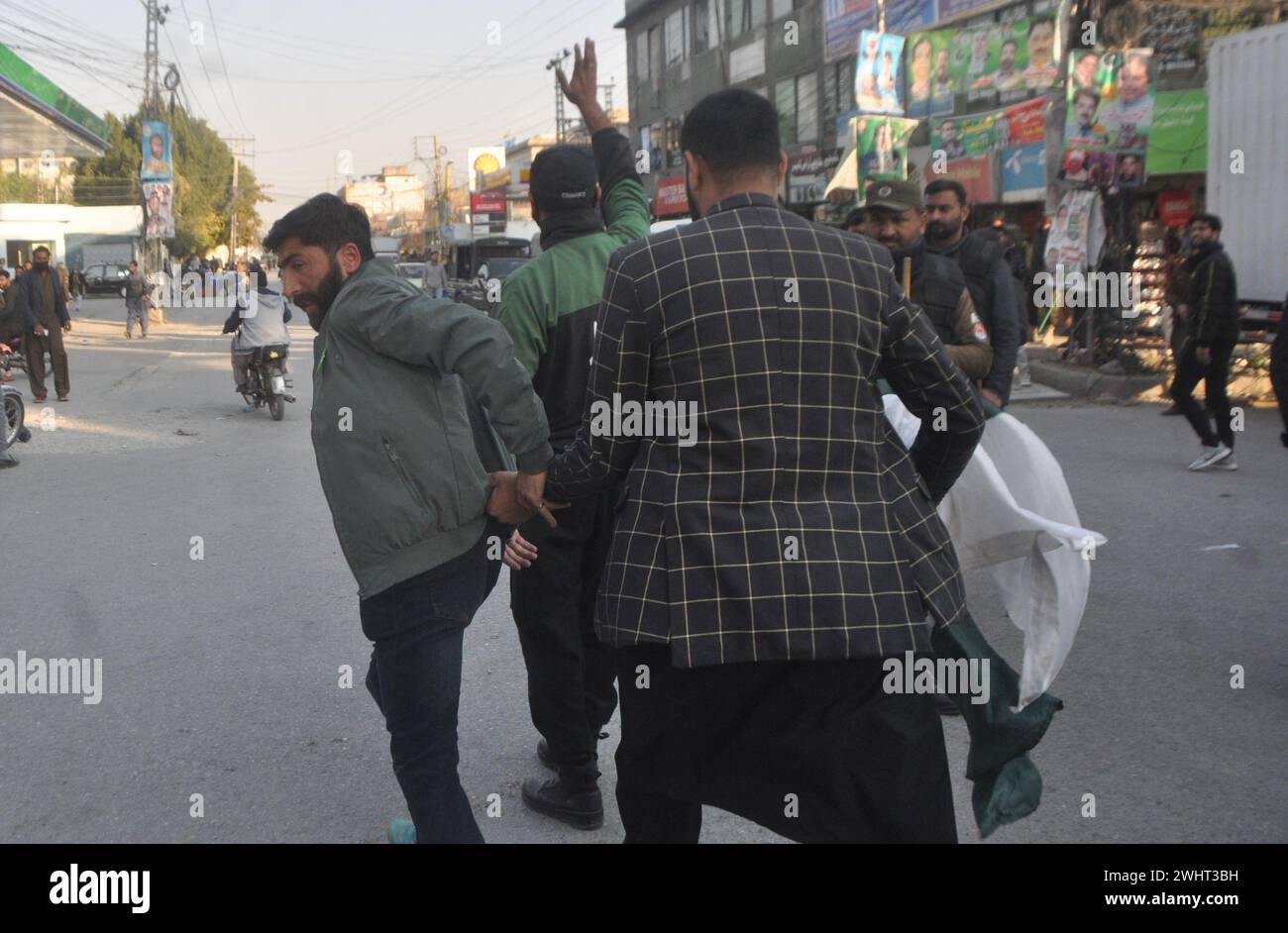 11. Februar 2024, Rawalpindi, Punjab, Pakistan: Anhänger der pakistanischen Tehreek-e-Insaf-Partei (PTI) skandierten Parolen während eines Protestes vor einem Wahlbüro in Rawalpindi am 11. Februar 2024, da behauptet wurde, dass Verzögerungen bei den Wahlergebnissen es den Beamten erlauben, die Stimmenzählung zu manipulieren. Die Polizei in Pakistan warnte am Sonntag, dass sie gegen illegale Versammlungen vorgehen werde, nachdem die Partei des ehemaligen Premierministers Imran Khan an an Anhänger appellierte, gegen angebliche Manipulation der Wahlen in der vergangenen Woche zu protestieren. (Kreditbild: © Raja Imran Bahader/Pacific Press via ZUMA Press Wire) NUR REDAKTIONELLE VERWENDUNG! Nicht f Stockfoto