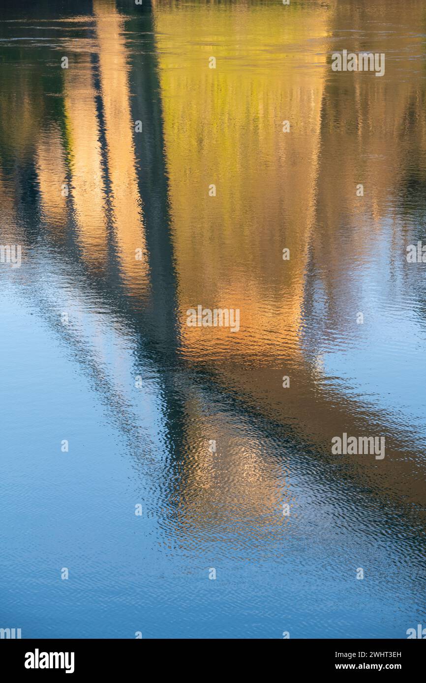 Reflexion der Menai-Hängebrücke in den Gewässern der Menai-Straße in Nordwales. Stockfoto