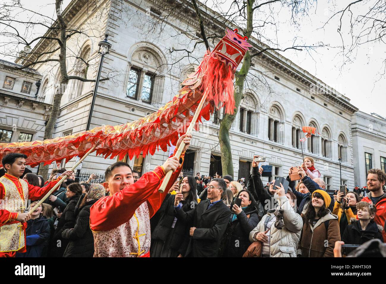 London, Großbritannien. Februar 2024. Künstler bei der farbenfrohen Parade. Löwen- und Drachentänze sowie eine Parade von handgefertigten Wagen und Teilnehmern in traditionellen Outfits sind Teil der chinesischen Neujahrsfeier in Londons Chinatown und Soho. 2024 ist das Jahr des Drachen im chinesischen Kalender. Die Londoner Festlichkeiten gehören zu den größten Festen zum Neujahrsfest außerhalb Chinas. Quelle: Imageplotter/Alamy Live News Stockfoto