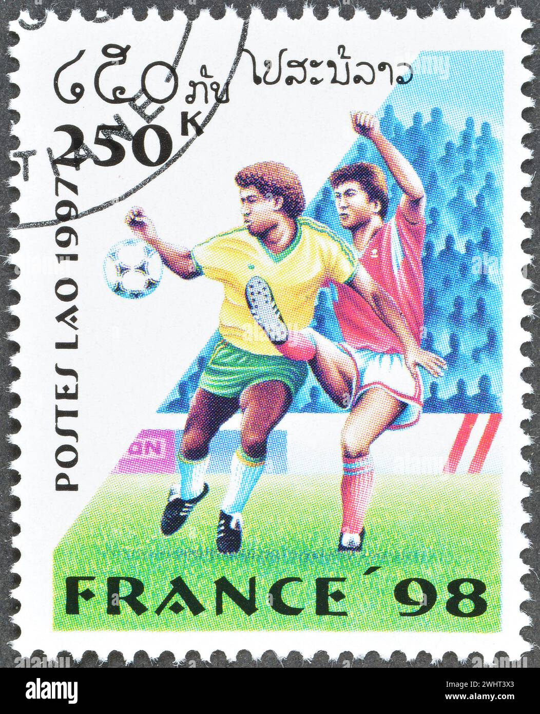 Gestempelte Briefmarke von Laos, die Fußball, FIFA Fussball-Weltmeisterschaft Frankreich -1998, um 1997 fördert. Stockfoto