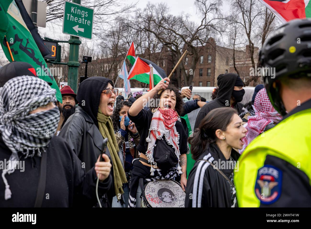 NEW YORK, NEW YORK – 10. FEBRUAR: Ein pro-palästinensischer Demonstrant streitet mit einem Mitglied des NYPD während einer Kundgebung, die am 10. Februar 2024 in New York einen Waffenstillstand vor dem Brooklyn Museum of Art fordert. Das Gesundheitsministerium im Gazastreifen sagte, dass die Zahl der Todesopfer seit Beginn des israelisch-Hamas-Konflikts am 7. Oktober 2023 über 30.000 Menschen liegt, davon etwa zwei Drittel Frauen und Kinder. (Foto: Michael Nigro/SIPA USA) Stockfoto