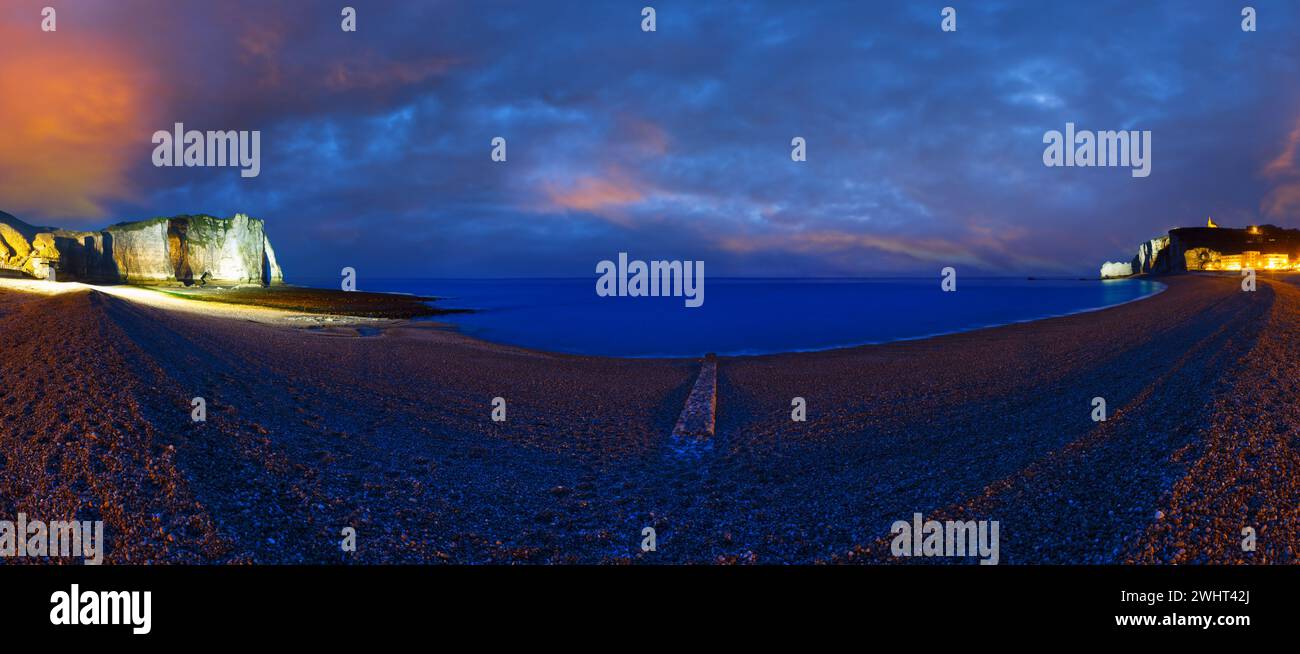 Natürliche Klippen von Etretat, Frankreich. Nacht Szene. Stockfoto