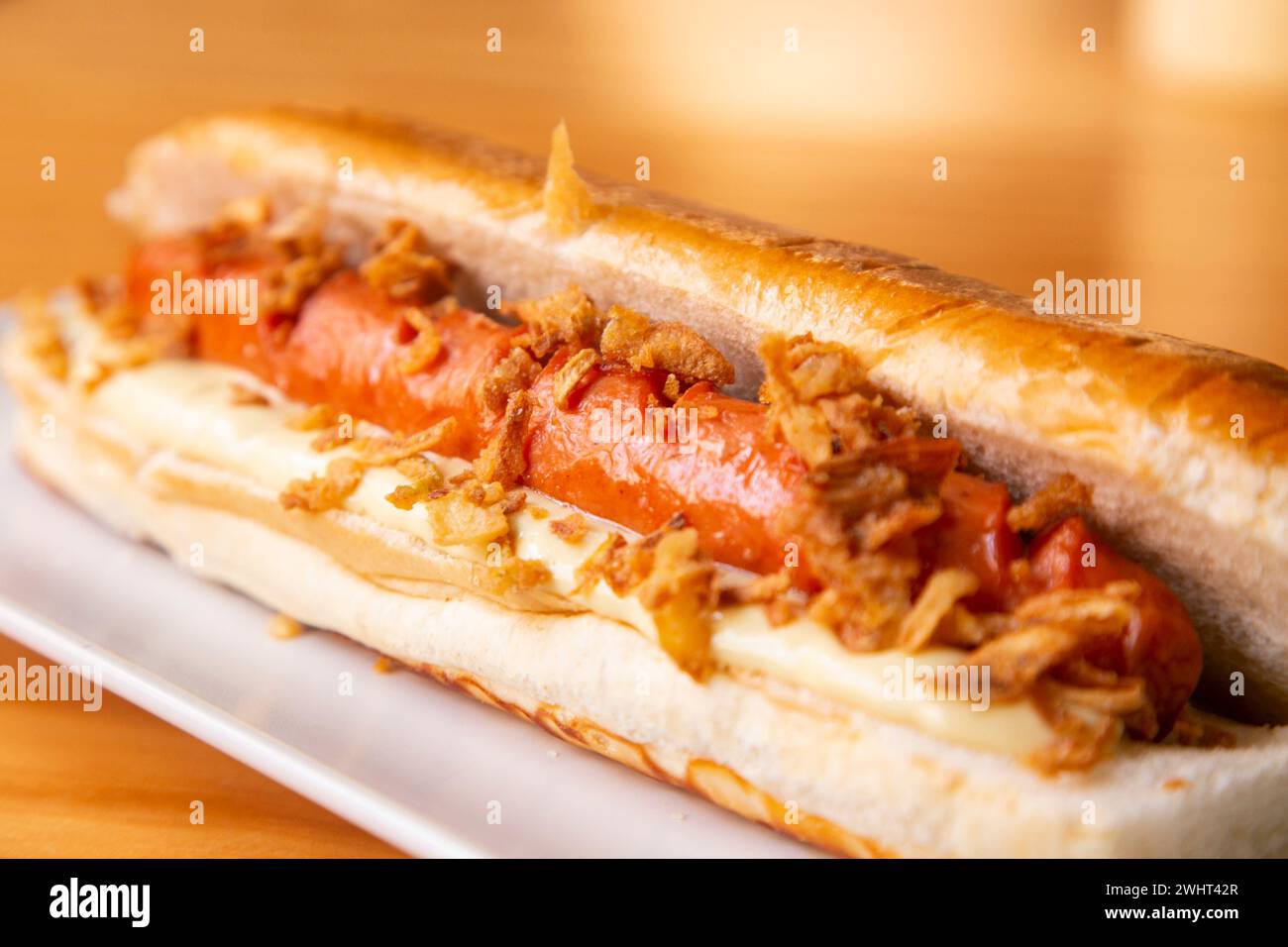 Hot Dog mit erstklassiger Wurst und gebratener Zwiebelbrust. Stockfoto