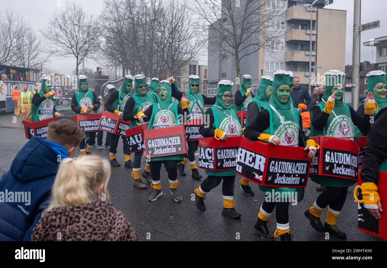 Gronau, NRW, Deutschland, 02.11.2024, Karnevalsparade (Rosenmontag) Foto mit fröhlichen Menschenmassen und Straßenparty. Hochauflösendes Bild zur Aufnahme des essenc Stockfoto
