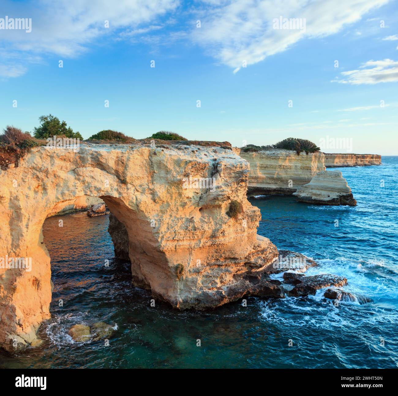 Surise Faraglioni bei Torre Sant Andrea, Italien Stockfoto