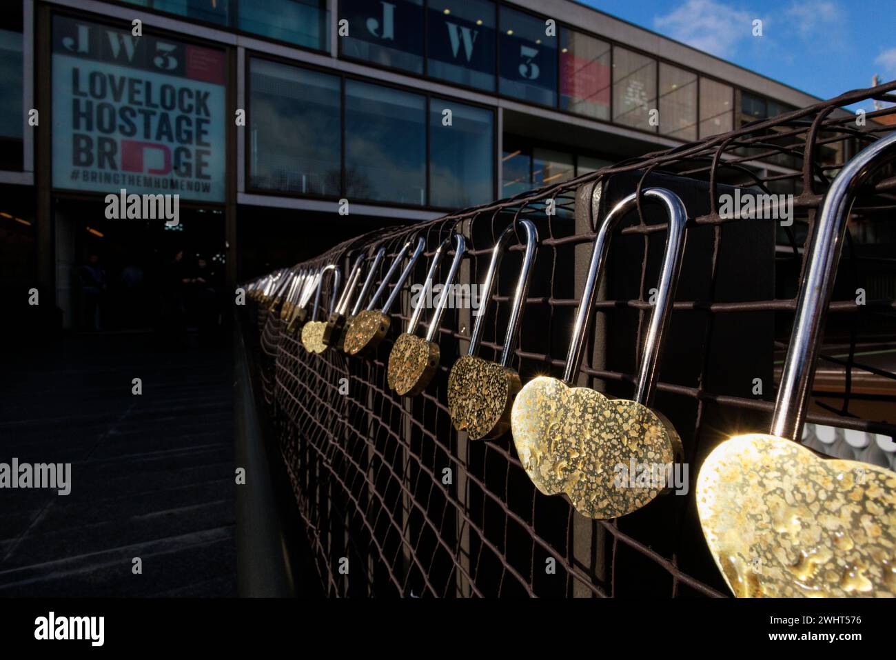 Neue Installation der „Lovelock Geiselbrücke“ im JW3 Londoner Jewish Community Centre, um Liebe und Solidarität für die Geiseln der Hamas in Gaza zu zeigen. Stockfoto