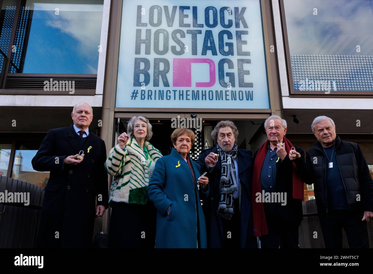 Neue Installation der „Lovelock Geiselbrücke“ im JW3 Londoner Jewish Community Centre, um Liebe und Solidarität für die Geiseln der Hamas in Gaza zu zeigen. Stockfoto