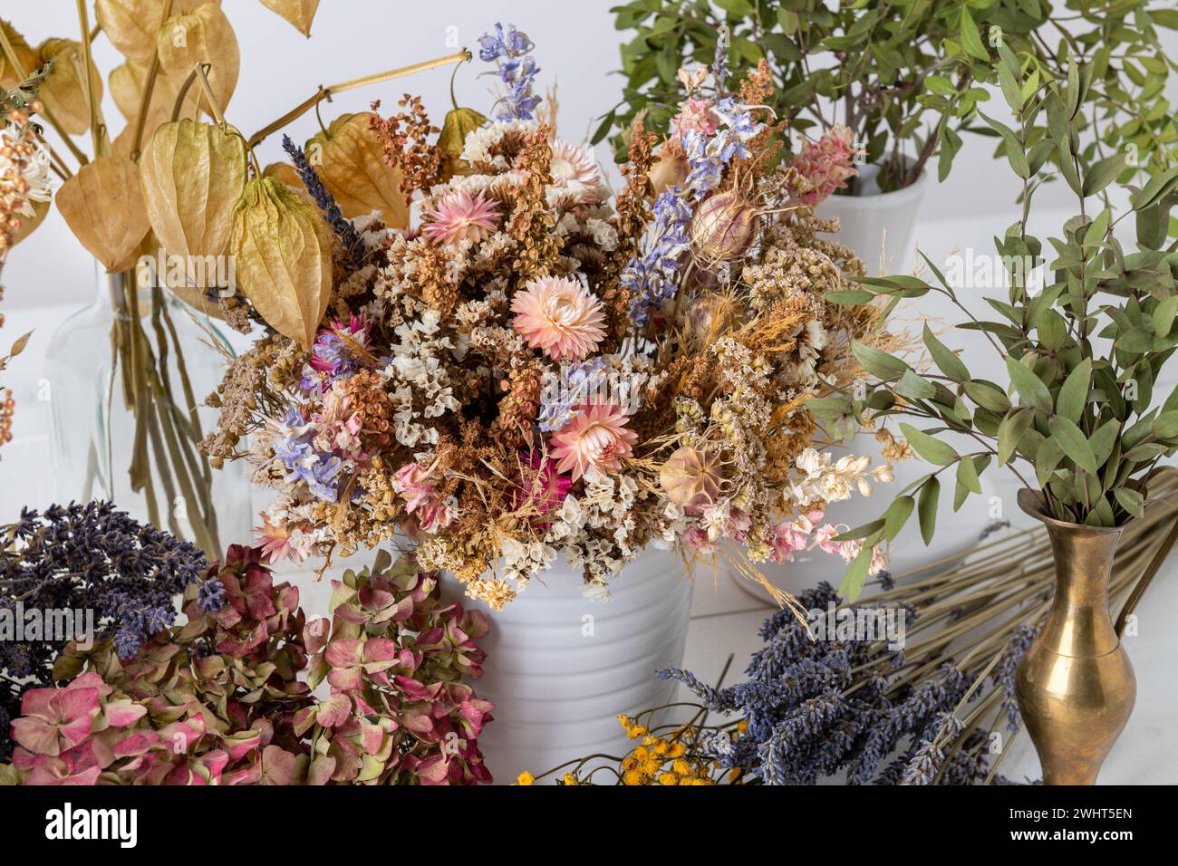Anordnung mit getrockneten Blumen. Nachhaltige Floristik. Wohnkultur mit getrockneten Blumen. Stockfoto
