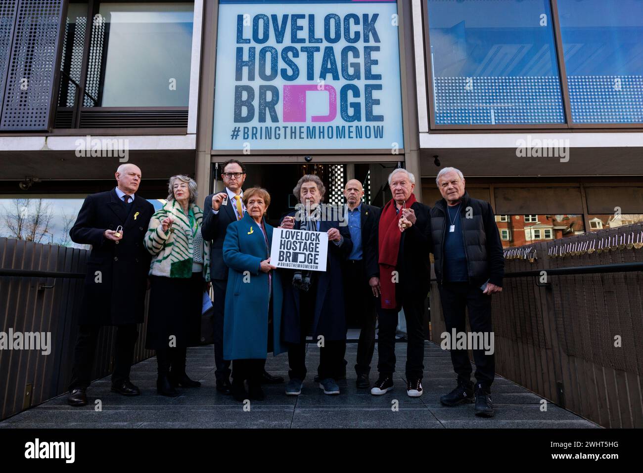 Neue Installation der „Lovelock Geiselbrücke“ im JW3 Londoner Jewish Community Centre, um Liebe und Solidarität für die Geiseln der Hamas in Gaza zu zeigen. Stockfoto