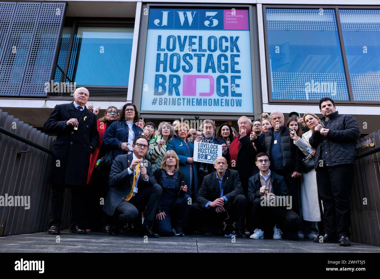 Neue Installation der „Lovelock Geiselbrücke“ im JW3 Londoner Jewish Community Centre, um Liebe und Solidarität für die Geiseln der Hamas in Gaza zu zeigen. Stockfoto