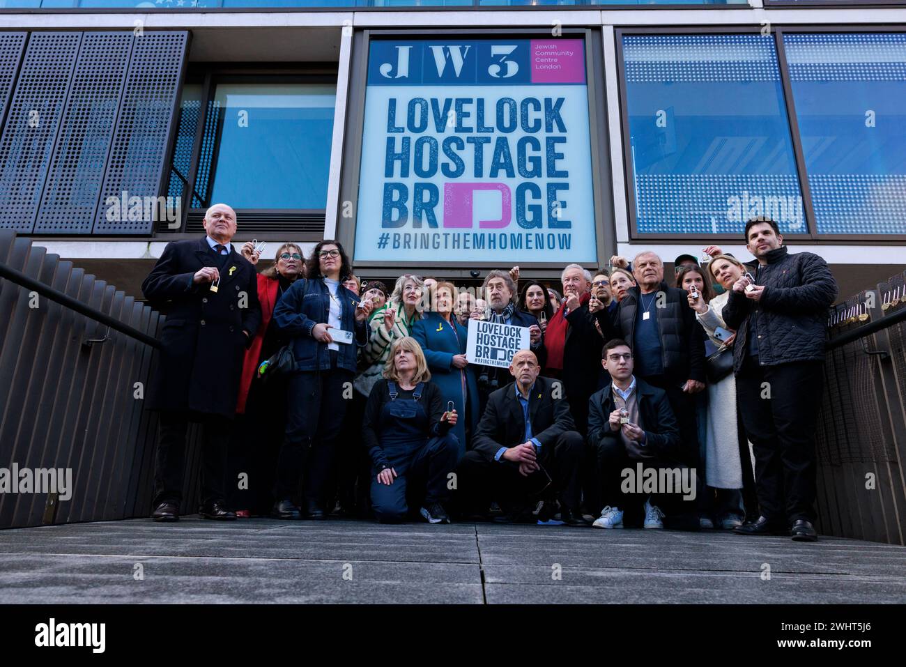 Neue Installation der „Lovelock Geiselbrücke“ im JW3 Londoner Jewish Community Centre, um Liebe und Solidarität für die Geiseln der Hamas in Gaza zu zeigen. Stockfoto