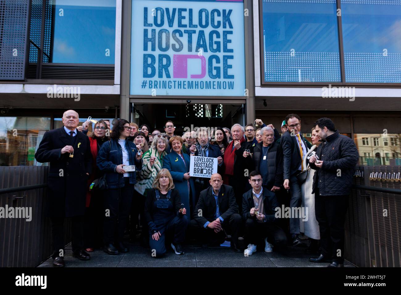 Neue Installation der „Lovelock Geiselbrücke“ im JW3 Londoner Jewish Community Centre, um Liebe und Solidarität für die Geiseln der Hamas in Gaza zu zeigen. Stockfoto