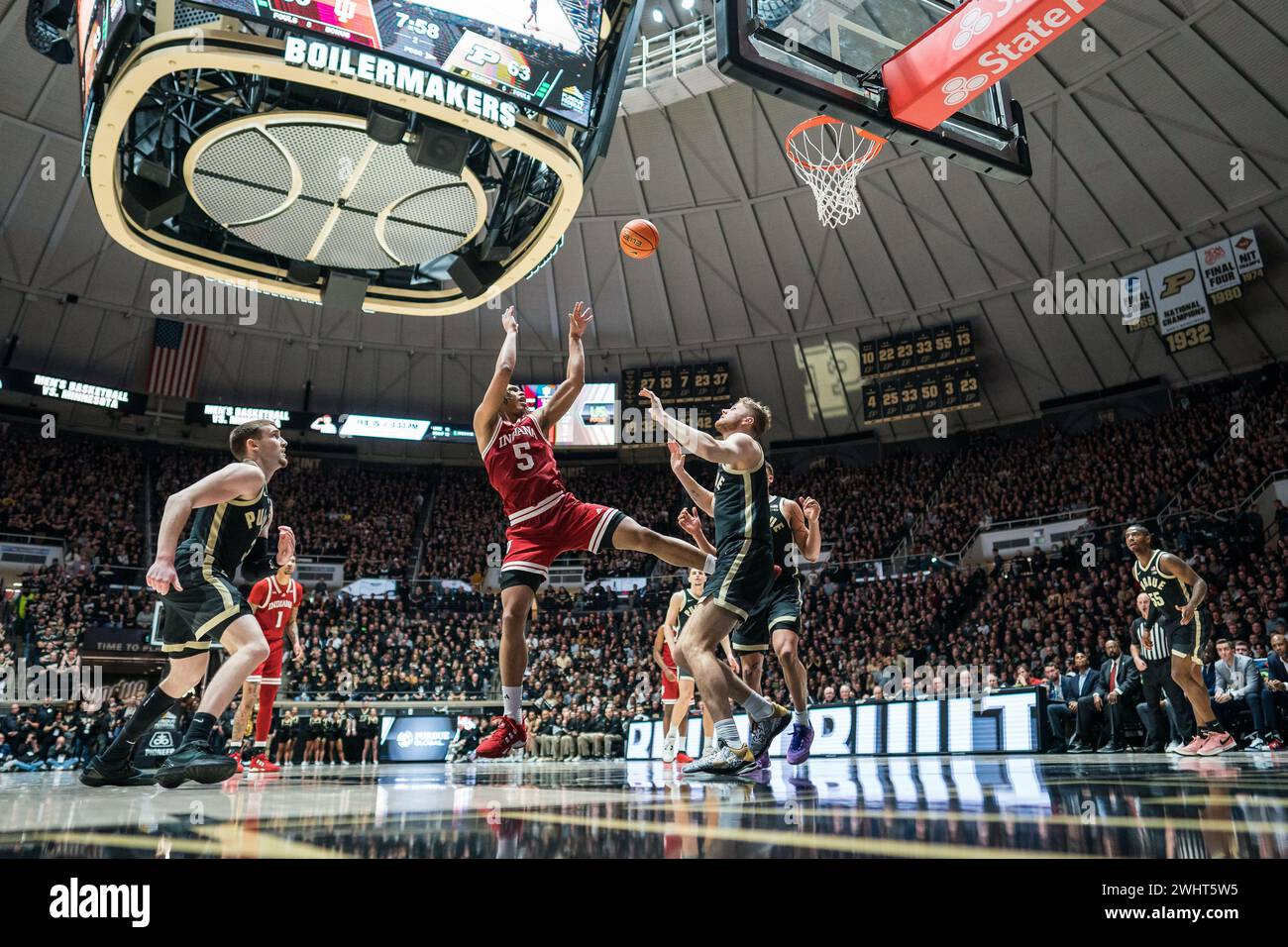 West Lafayette, Indiana, USA. Februar 2024. Der Indiana Hoosier Guard MALIK RENEAU (5) mit einem Schuss während des NCAA menÃs Basketballspiels zwischen den Indiana Hoosiers und den Purdue Boilermakers am Samstag, 10. Februar 2024, in der Mackey Arena in West Lafayette, Ind (Kreditbild: © David Wegiel/ZUMA Press Wire) NUR REDAKTIONELLE VERWENDUNG! Nicht für kommerzielle ZWECKE! Stockfoto