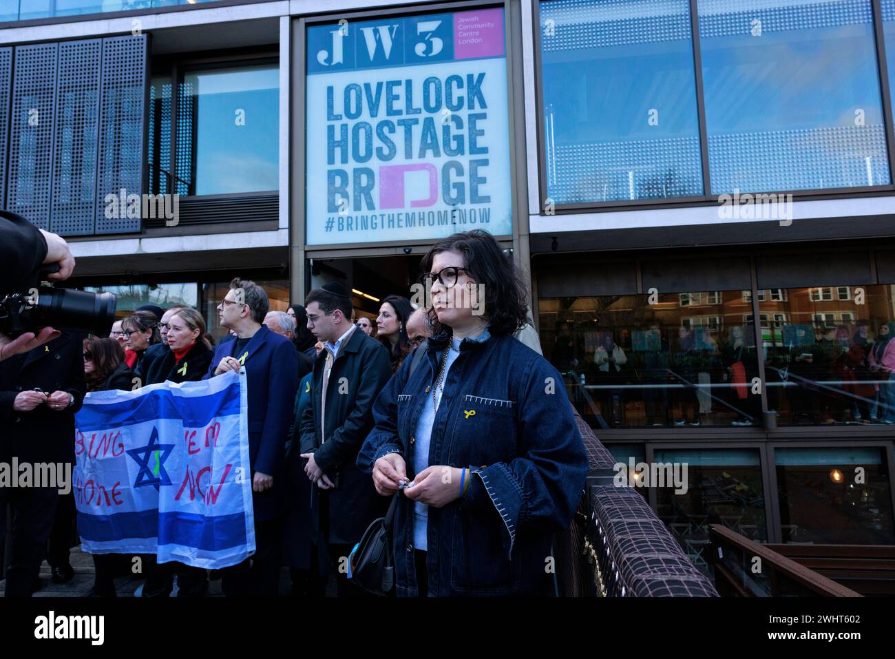 Neue Installation der „Lovelock Geiselbrücke“ im JW3 Londoner Jewish Community Centre, um Liebe und Solidarität für die Geiseln der Hamas in Gaza zu zeigen. Stockfoto