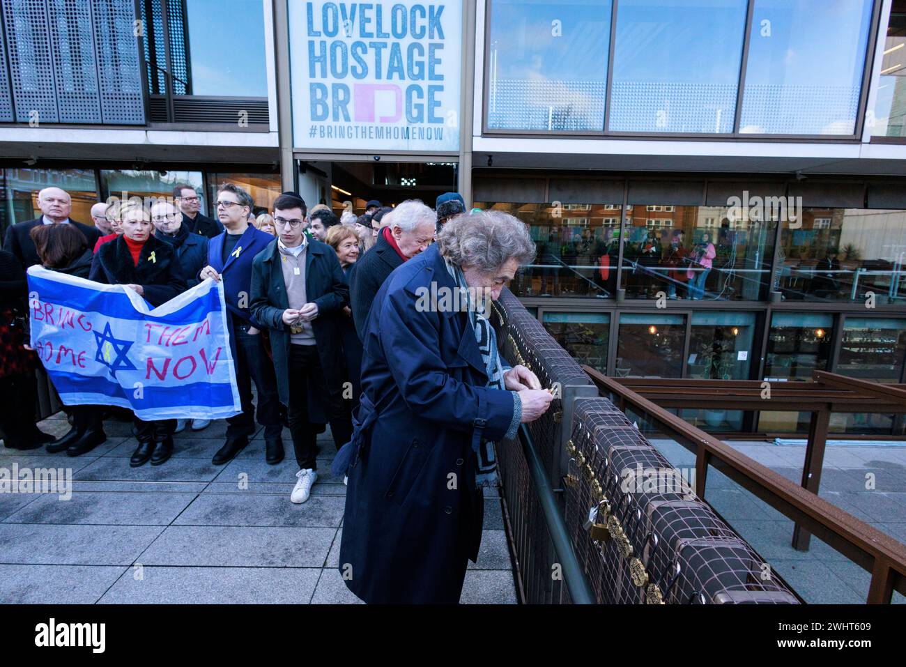 Neue Installation der „Lovelock Geiselbrücke“ im JW3 Londoner Jewish Community Centre, um Liebe und Solidarität für die Geiseln der Hamas in Gaza zu zeigen. Stockfoto