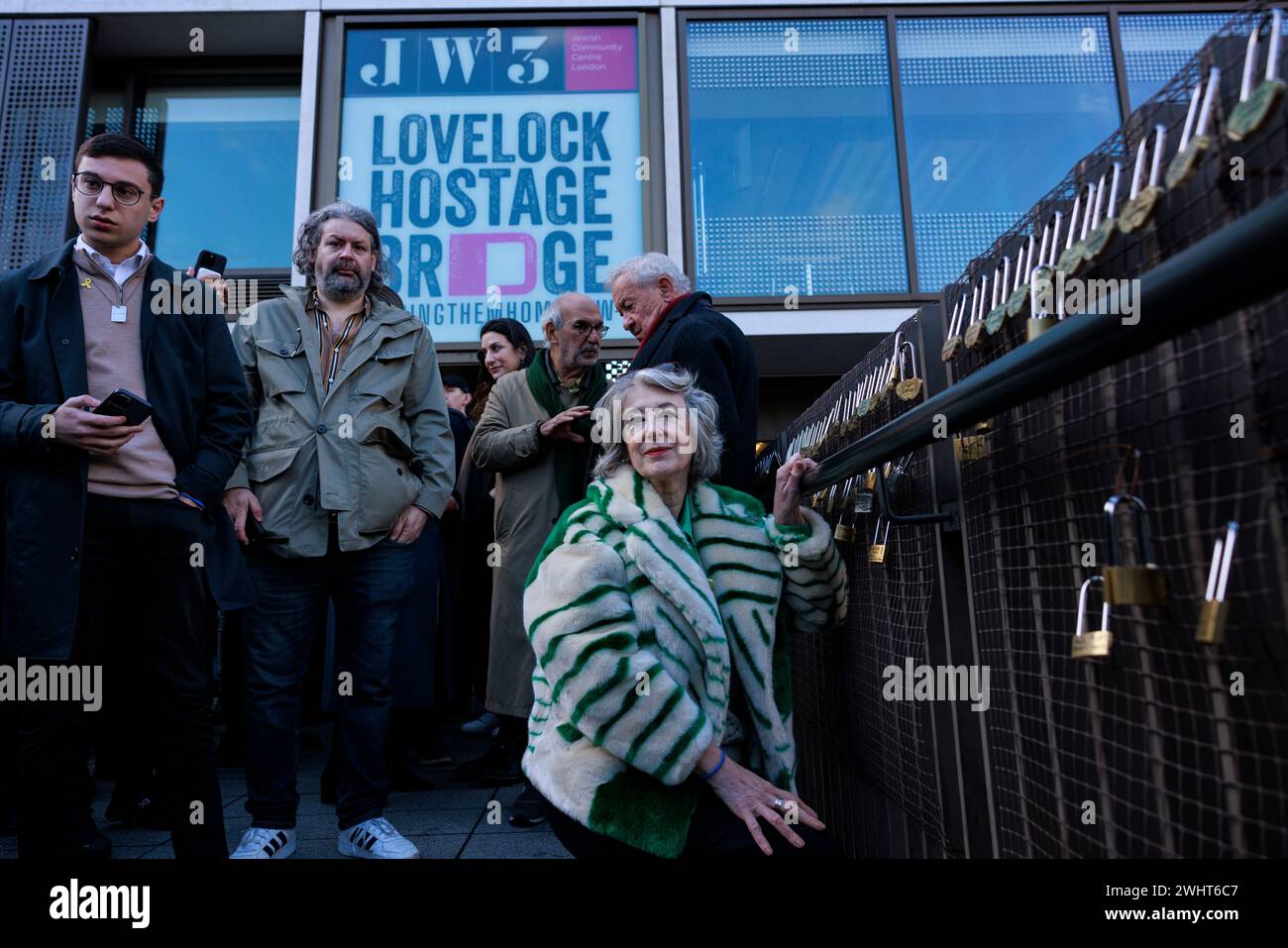 Neue Installation der „Lovelock Geiselbrücke“ im JW3 Londoner Jewish Community Centre, um Liebe und Solidarität für die Geiseln der Hamas in Gaza zu zeigen. Stockfoto