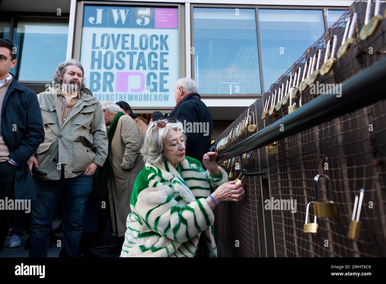 Neue Installation der „Lovelock Geiselbrücke“ im JW3 Londoner Jewish Community Centre, um Liebe und Solidarität für die Geiseln der Hamas in Gaza zu zeigen. Stockfoto