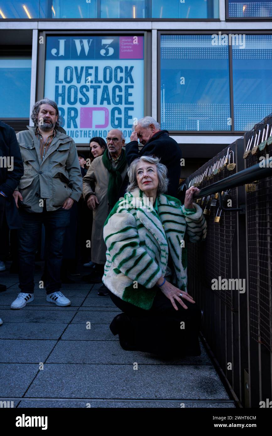 Neue Installation der „Lovelock Geiselbrücke“ im JW3 Londoner Jewish Community Centre, um Liebe und Solidarität für die Geiseln der Hamas in Gaza zu zeigen. Stockfoto