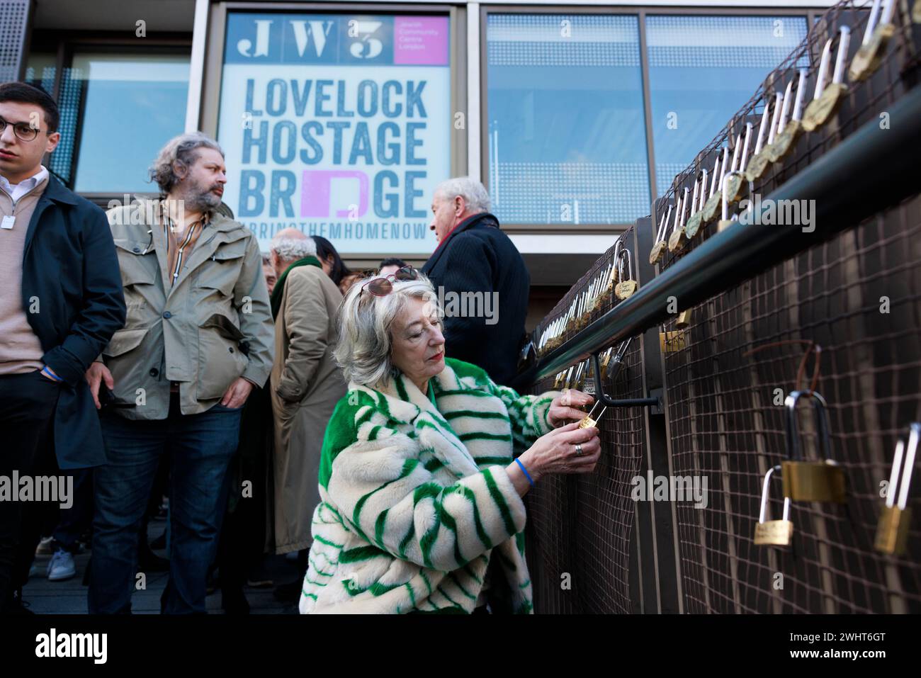 Neue Installation der „Lovelock Geiselbrücke“ im JW3 Londoner Jewish Community Centre, um Liebe und Solidarität für die Geiseln der Hamas in Gaza zu zeigen. Stockfoto