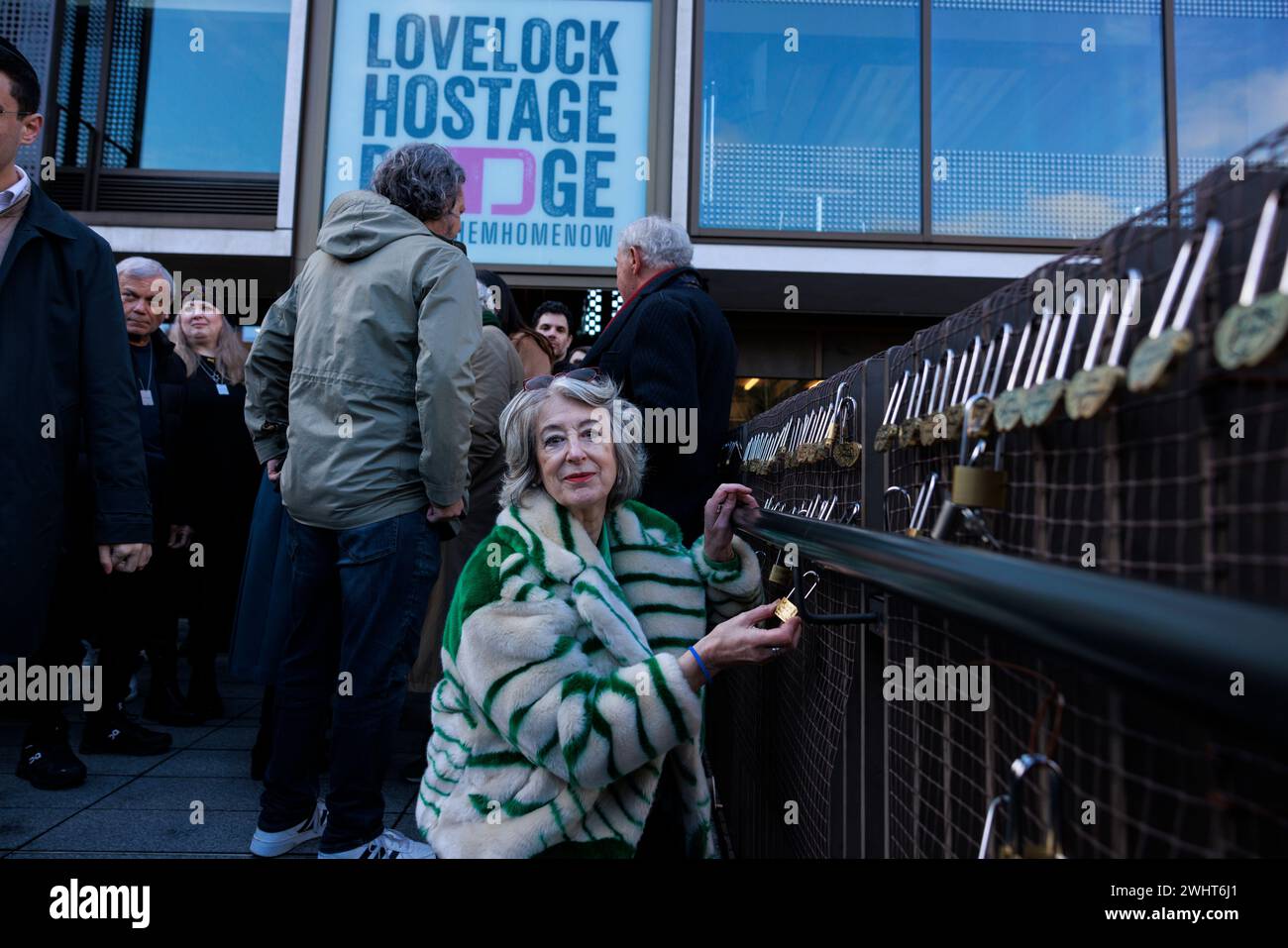 Neue Installation der „Lovelock Geiselbrücke“ im JW3 Londoner Jewish Community Centre, um Liebe und Solidarität für die Geiseln der Hamas in Gaza zu zeigen. Stockfoto