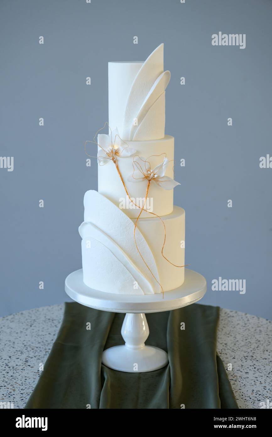 Dreistöckige, moderne Hochzeitstorte Stockfoto