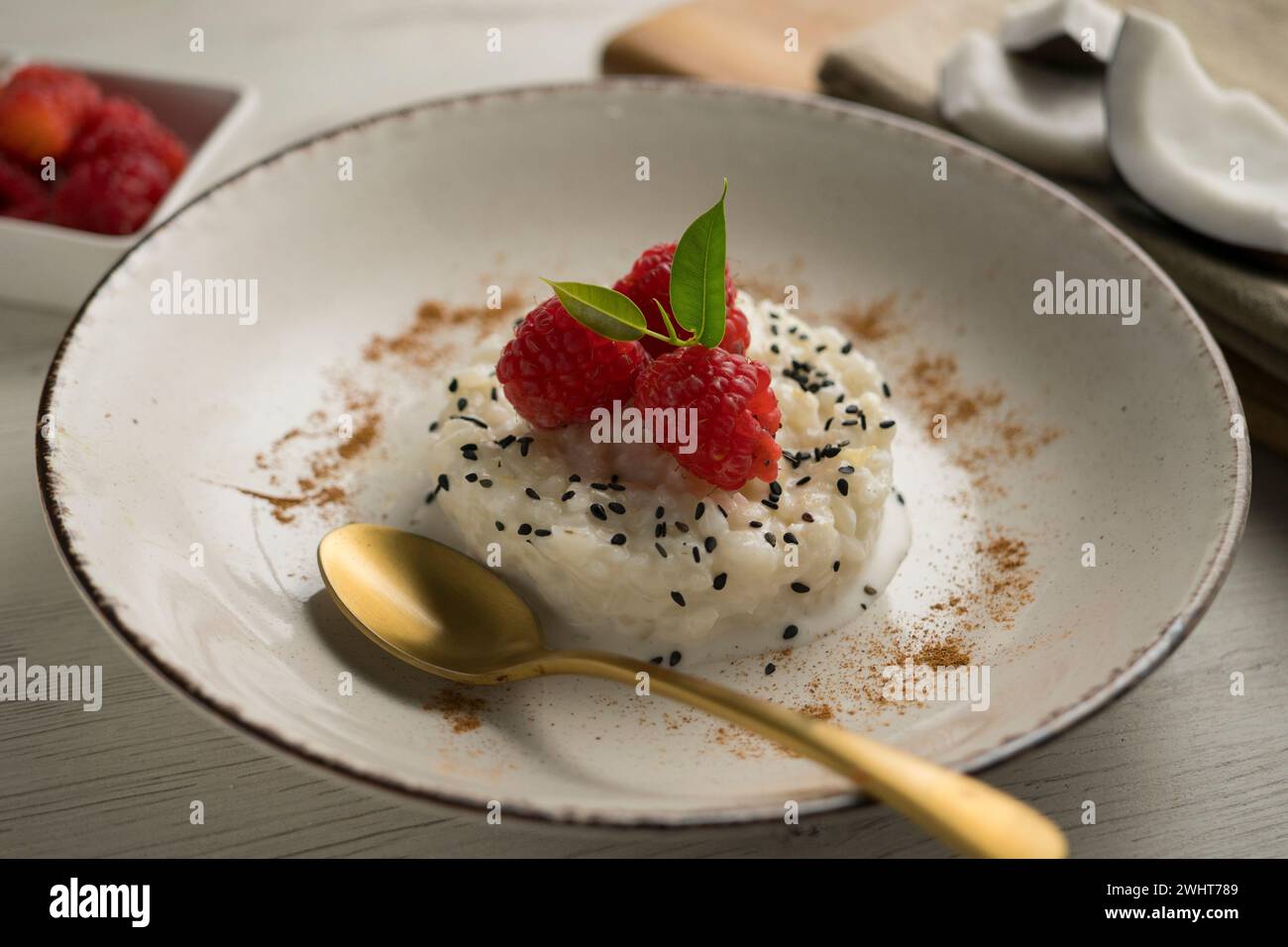 Himbeer-Kleberreis. Kleberreis mit Kokosmilch und frischem Obst gekocht. Stockfoto