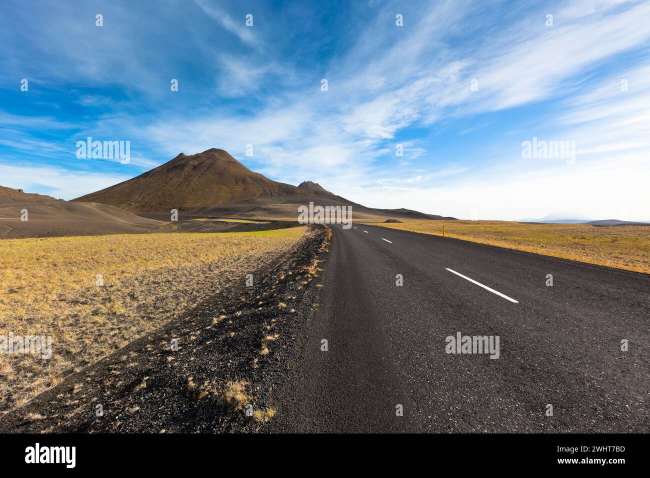 Highway durch die kies Lavafelder Landschaft unter einem blauen Sommerhimmel Stockfoto