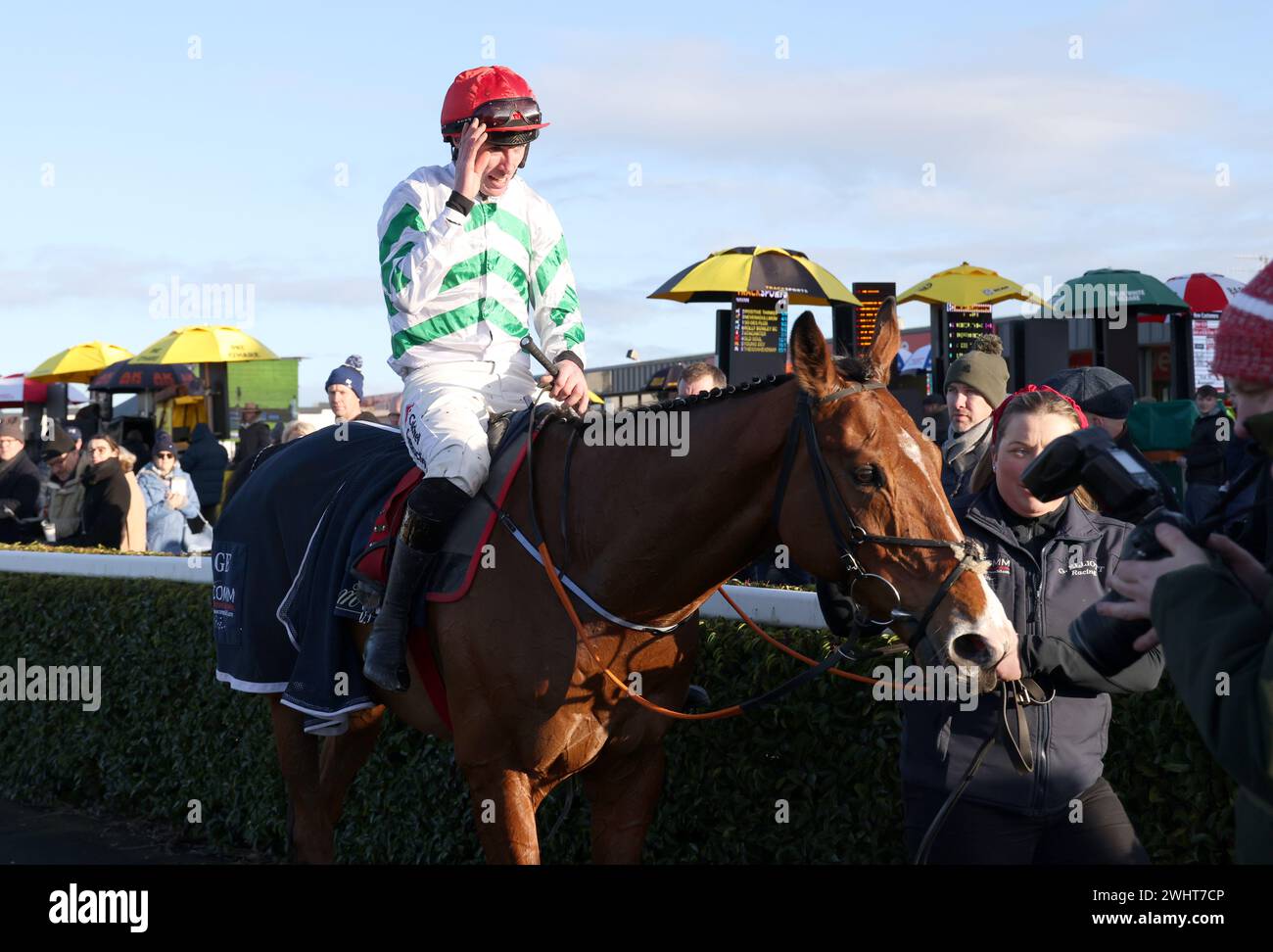 Der Amerikaner Mike fuhr von Jockey Jack Kennedy, nachdem er die William Hill Ten Up Novice Chase auf der Navan Racecourse in County Meath gewonnen hatte. Bilddatum: Sonntag, 11. Februar 2024. Stockfoto
