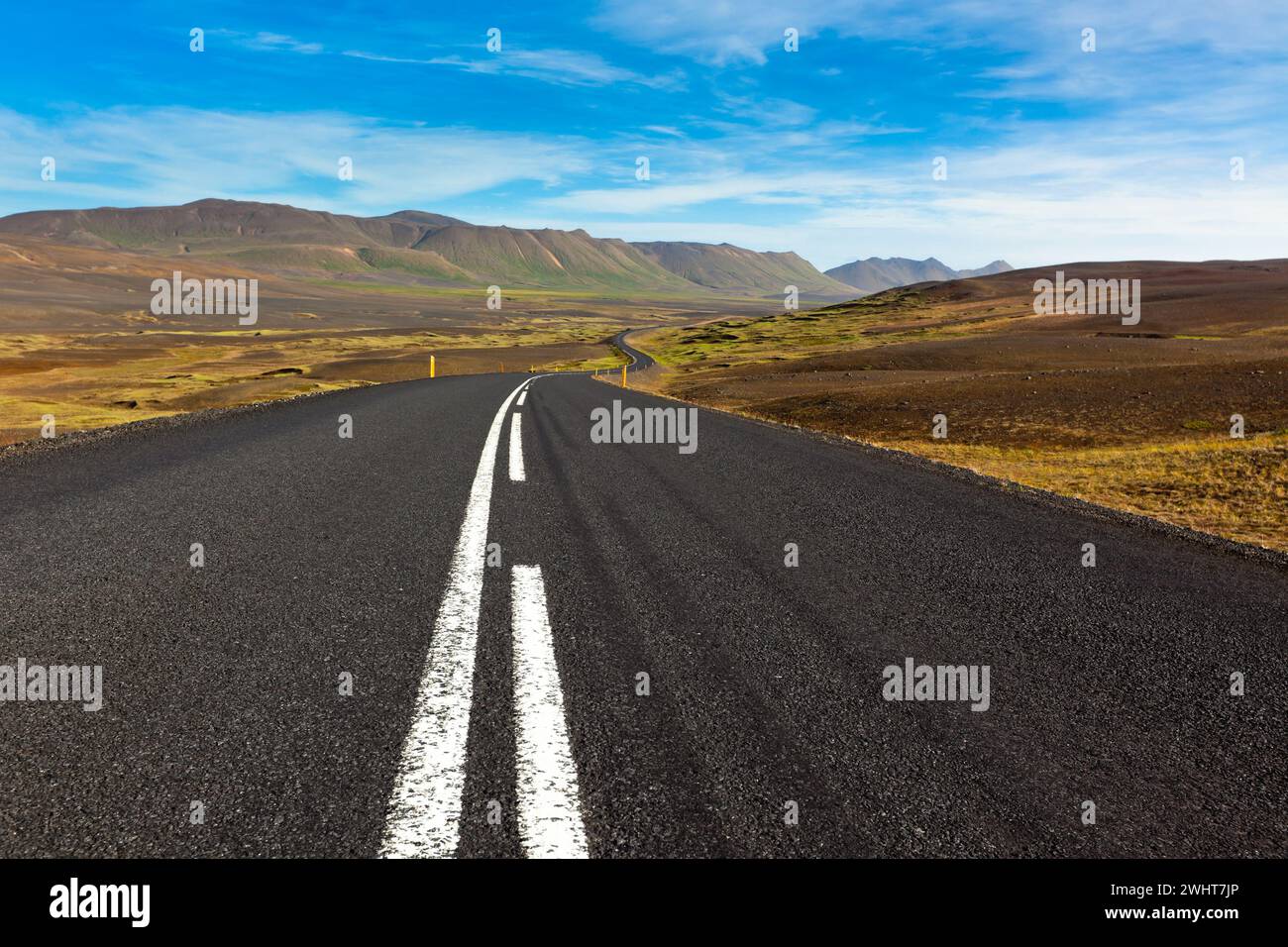 Highway durch die kies Lavafelder Landschaft unter einem blauen Sommerhimmel Stockfoto