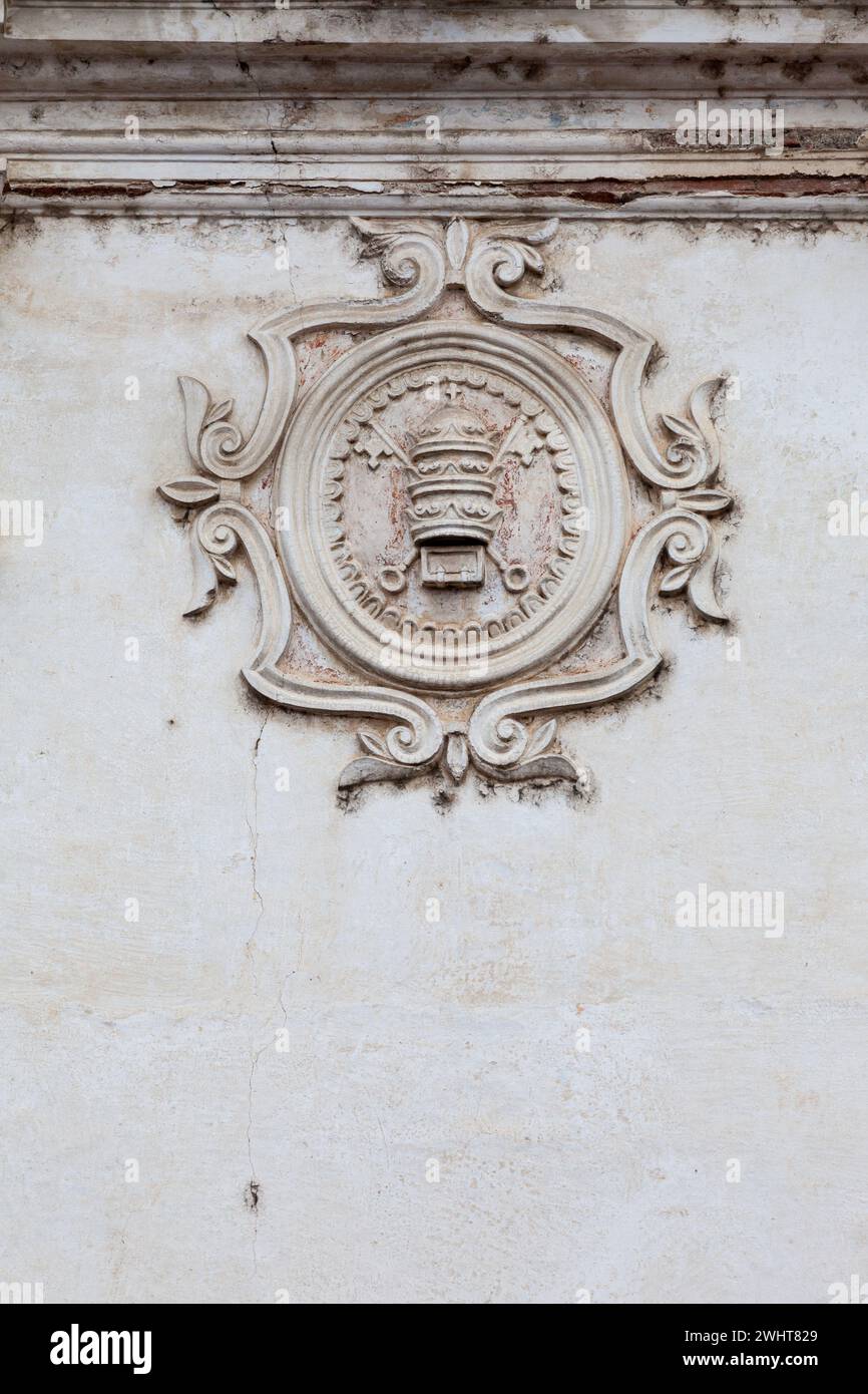 Antigua, Guatemala. Wappen an der Mauer der Universität San Carlos, gegründet 1675. Stockfoto
