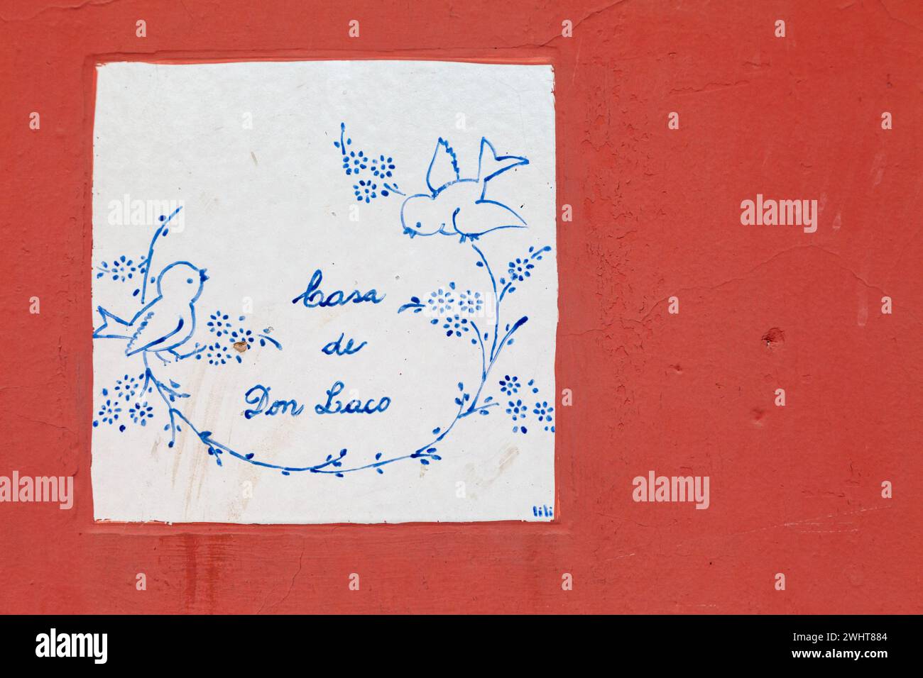 Antigua, Guatemala. Persönliches Namensschild an der Wand des Privathauses. Stockfoto