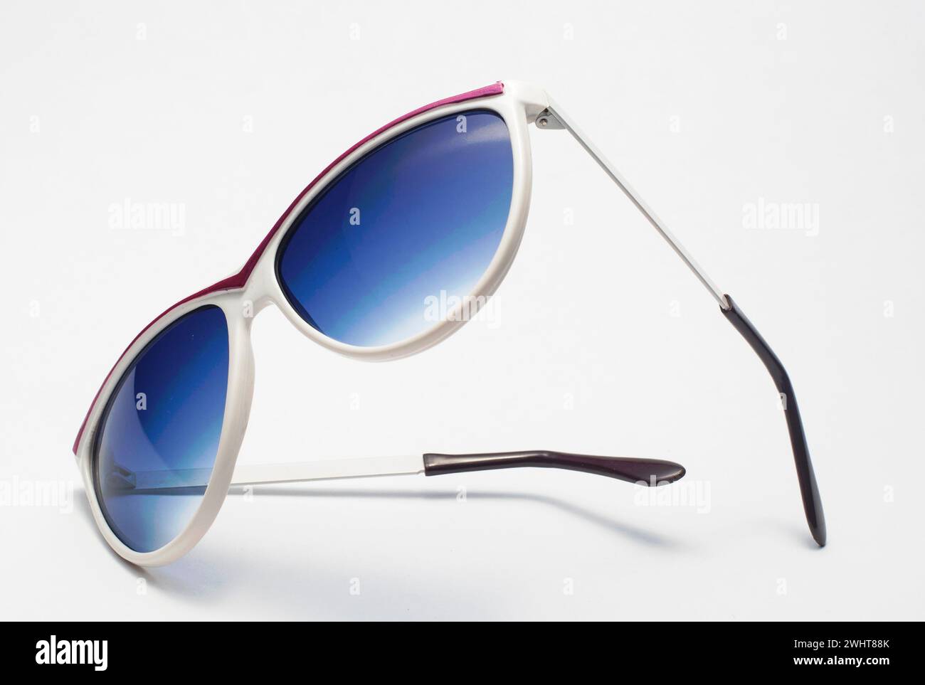 Sonnenbrille auf weißem Hintergrund Stockfoto