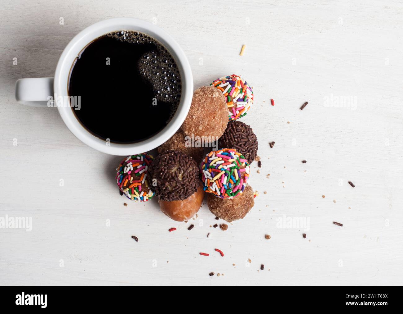 Nahaufnahme einer Kaffeetasse mit köstlichen Schokoladenstreuseln und entzückenden Verzierungen Stockfoto