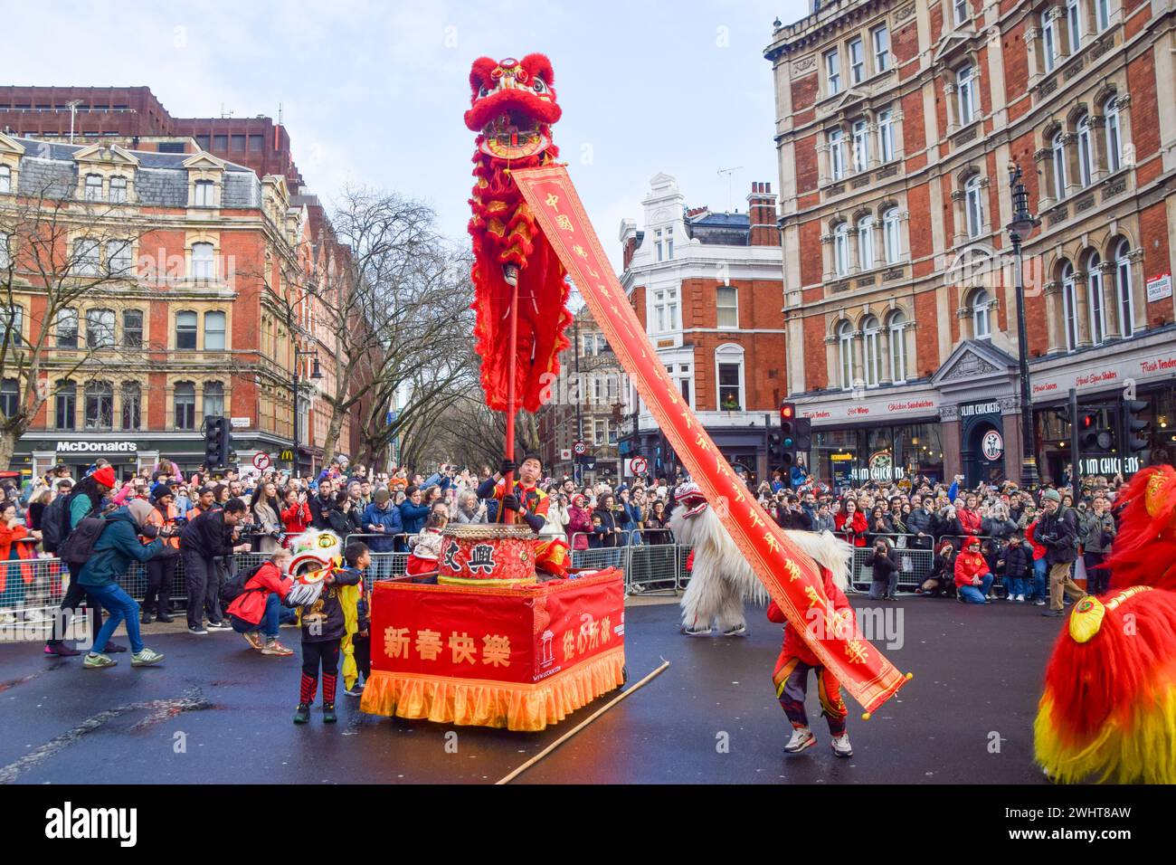 London, Großbritannien. Februar 2024. Löwentänzer treten während der chinesischen Neujahrsparade im Cambridge Circus auf, um das Jahr des Drachen zu feiern. Quelle: Vuk Valcic/Alamy Live News Stockfoto