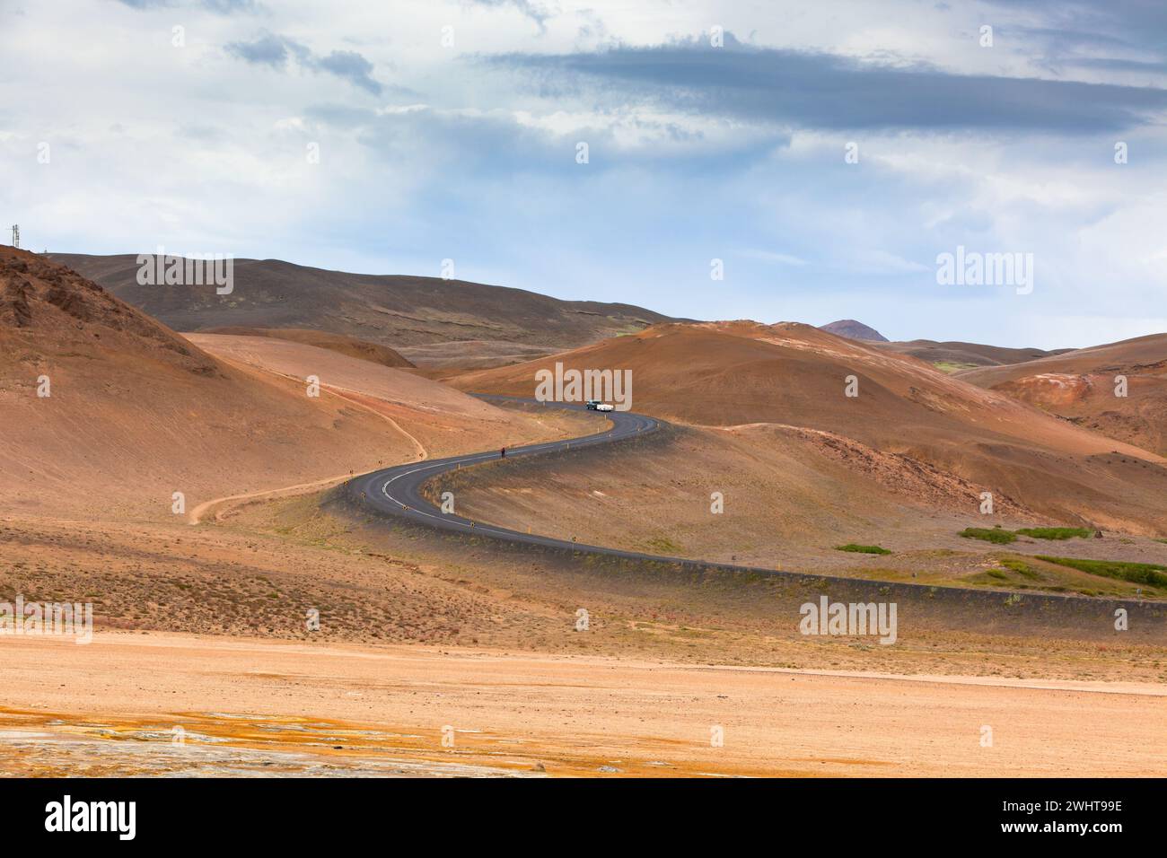 Autobahn durch die Landschaft der Islandberge. Schwefelfedern von Hverir. Stockfoto