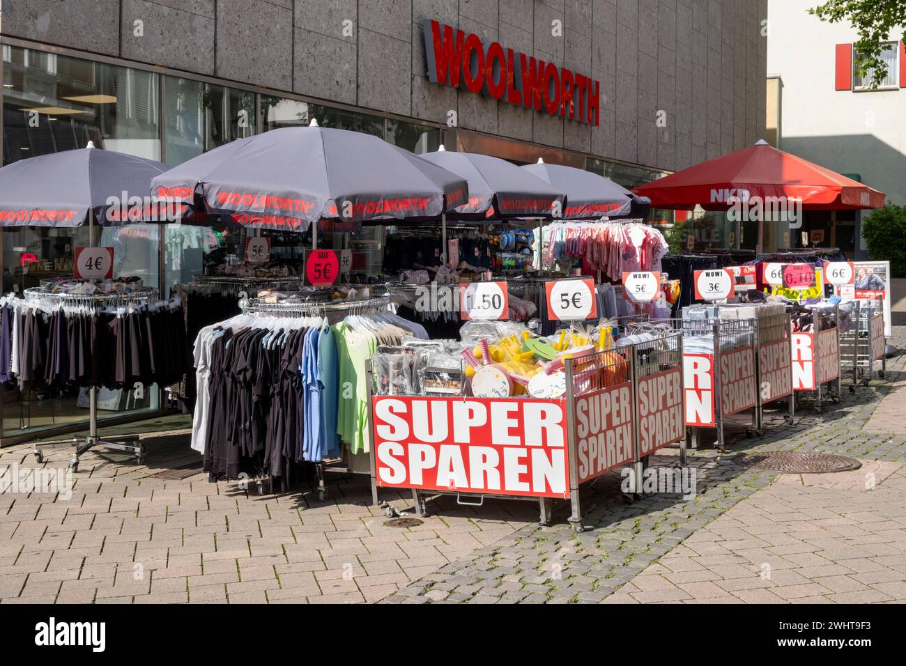 Stehen Sie mit Sonderangebot vor Woolworth Stockfoto