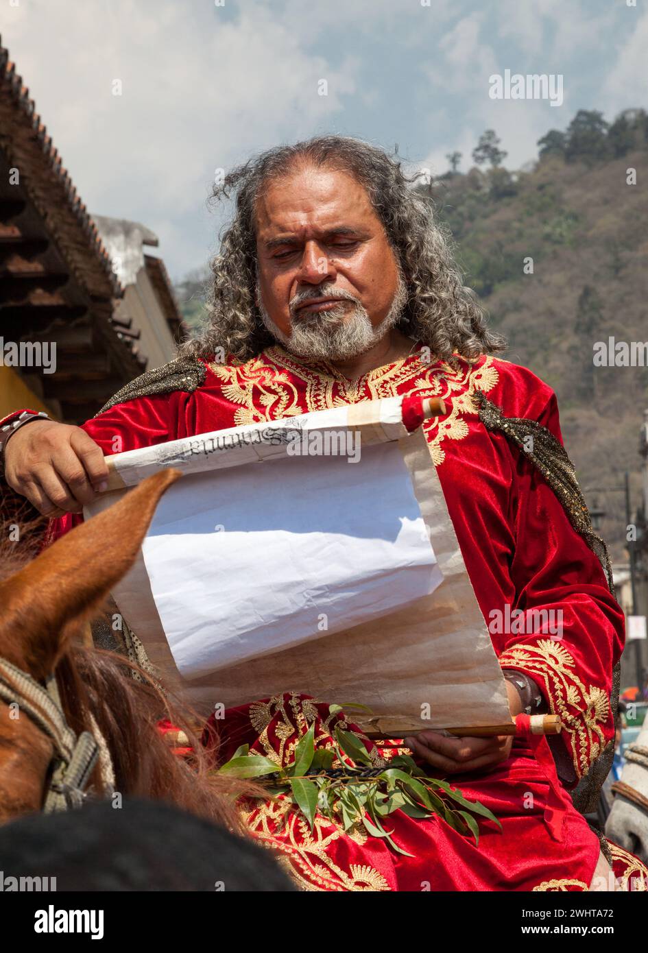 Antigua, Guatemala. Historische Re-enactor als Stadt Crier liest Jesus Satz an die Öffentlichkeit nach seinem Auftritt vor Pontius Pilatus. Stockfoto