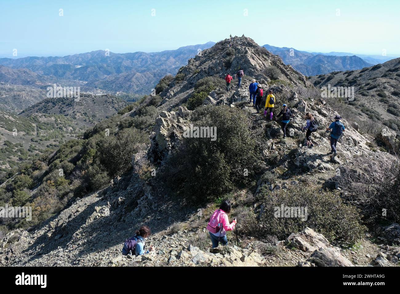 Gruppe von Wanderern, Wandern auf einem Naturlehrpfad auf der Spitze einer Klippe. Gesunder Lebensstil. Menschen, die im Freien aktiv sind Stockfoto