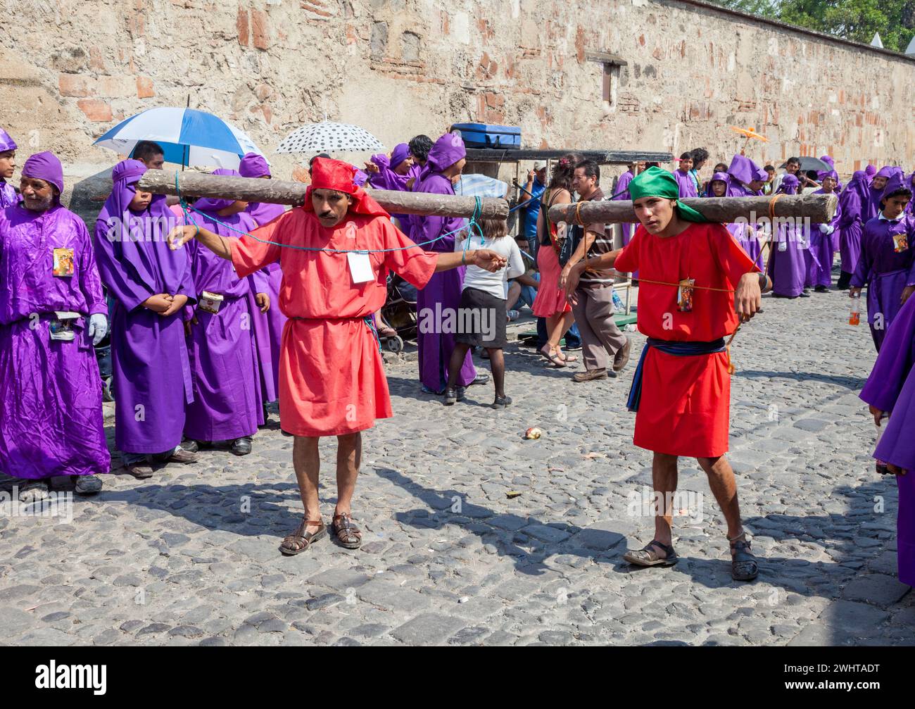 Antigua, Guatemala. Die beiden Diebe marschieren zu ihrer Kreuzigung. Semana Santa Prozession, Karfreitag. Stockfoto