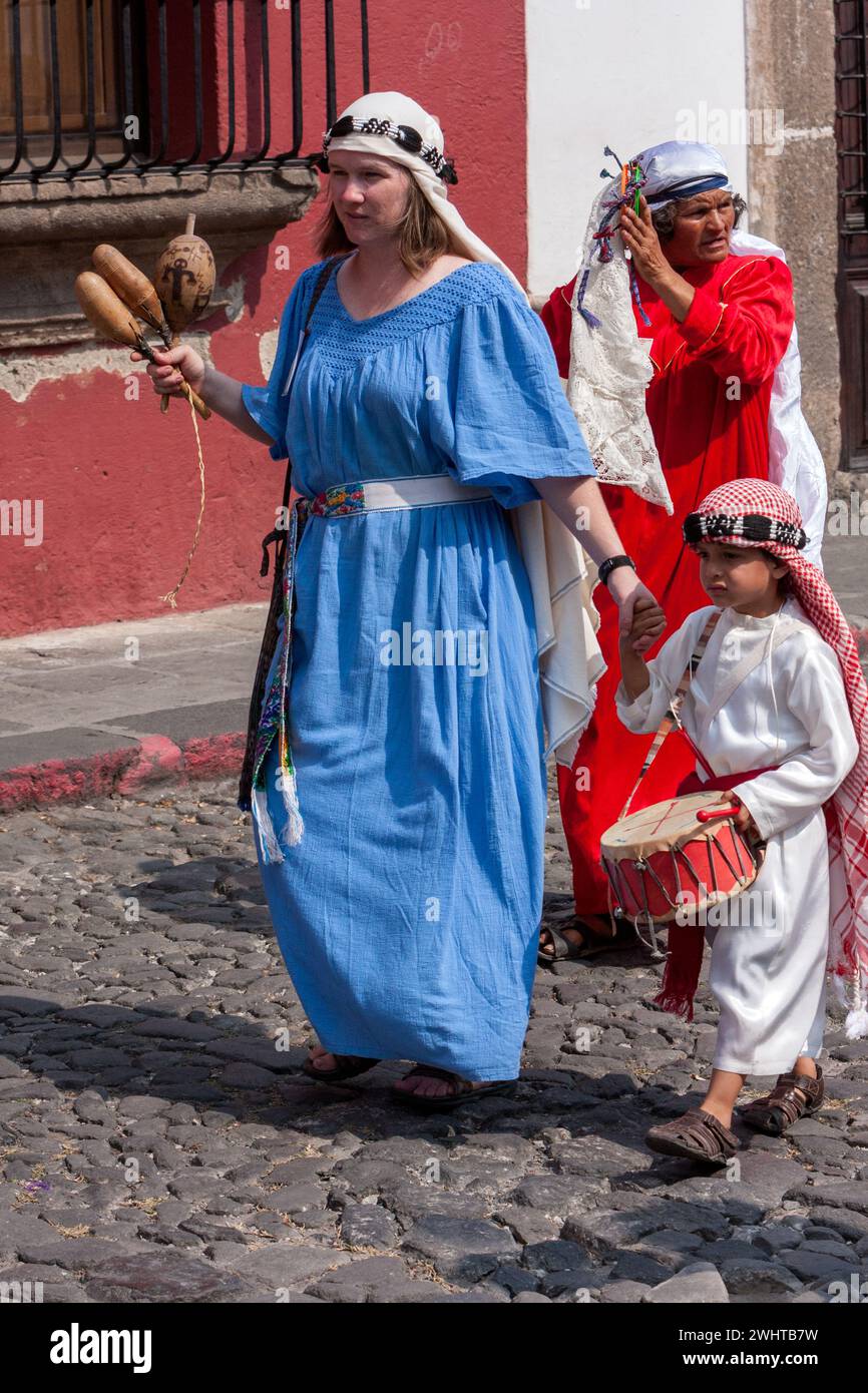 Antigua, Guatemala. Teilnehmer Marching in Ostersonntag Auferstehung Prozession. Semana Santa. Stockfoto
