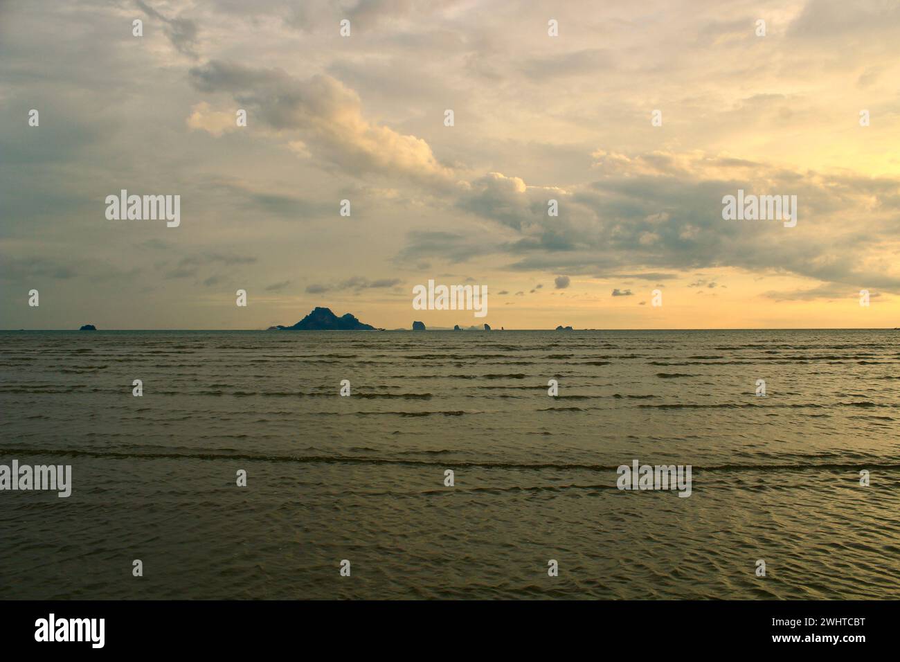 Entspannender Abendblick auf das Meer am Nopparat Thara Beach, Thailand Stockfoto