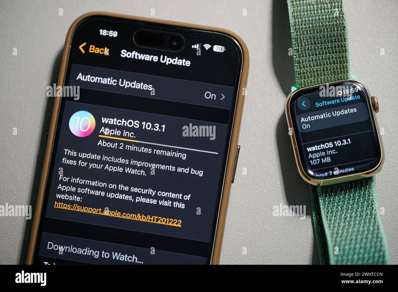 New York, USA – 8. Februar 2024: WatchOS-Update auf dem Smartphone-Bildschirm in Nahaufnahme Stockfoto