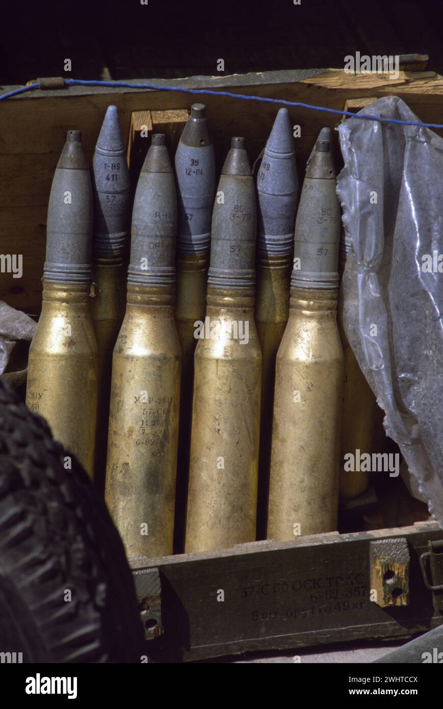 Erster Golfkrieg: 10. März 1991 sowjetische 57-mm-Granaten, Munition für eine sowjetische 57-mm-AZP S-60-Flugabwehrkanone, die von der irakischen Armee am Anjafa Beach in Kuwait City aufgegeben wurde. Stockfoto