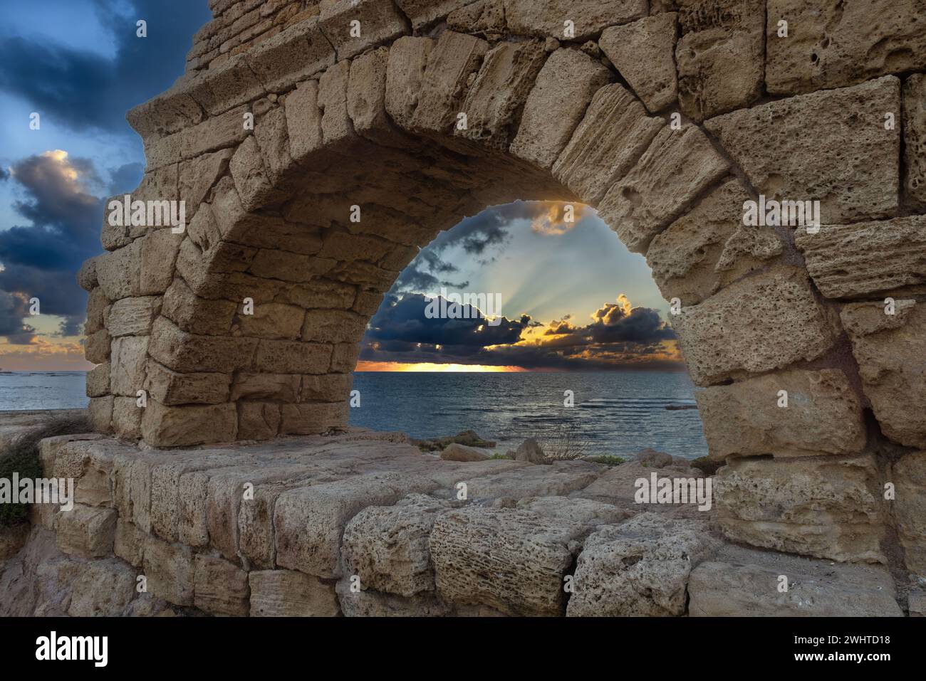 Altes Aquädukt, erbaut von den Römern gegen den Himmel bei Sonnenuntergang in Cäsarea Israel Stockfoto